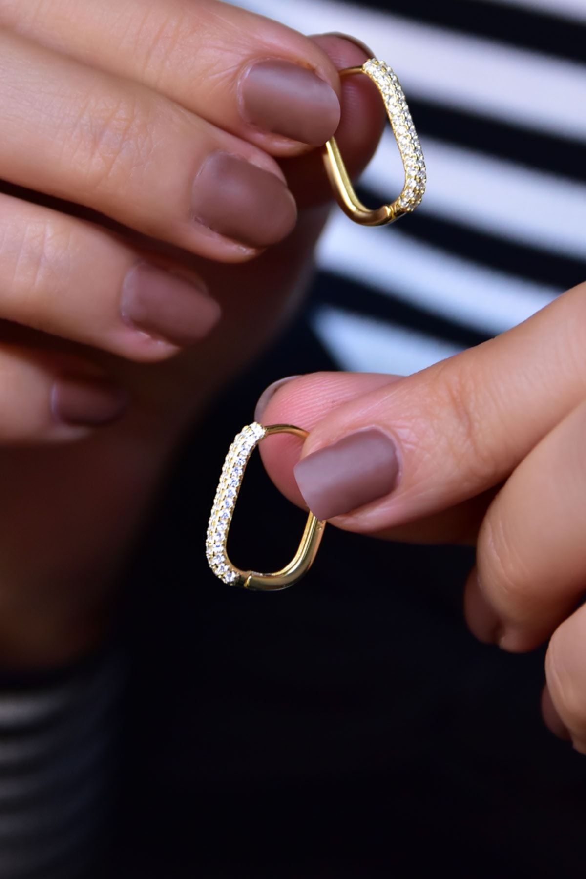 925 Ayar Gümüş Gold Kaplama Zirkon Taşlı Dikdörtgen Halka Küpe