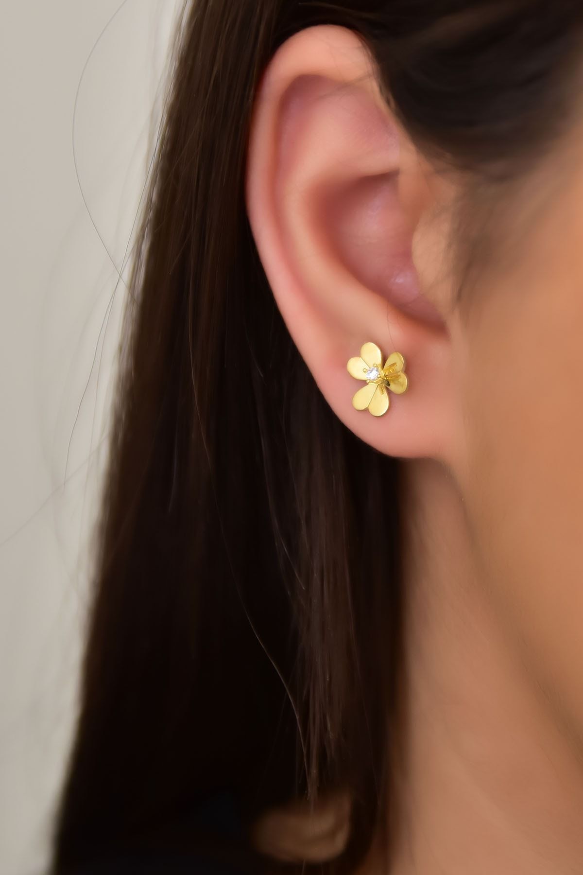 925 Ayar Gümüş Gold Kaplama Zirkon Taşlı Frezya Çiçeği Çivili Küpe