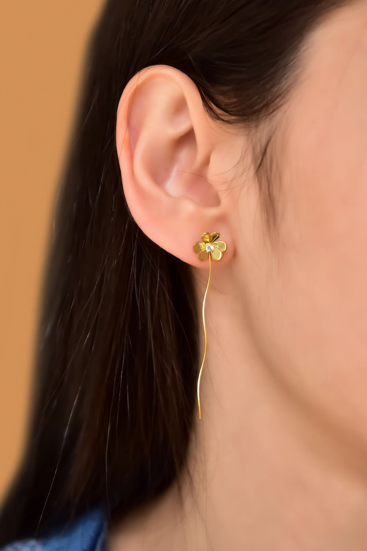 925 Ayar Gümüş Gold Kaplama Zirkon Taşlı Frezya Çiçeği Dalgalı Sallantılı Küpe