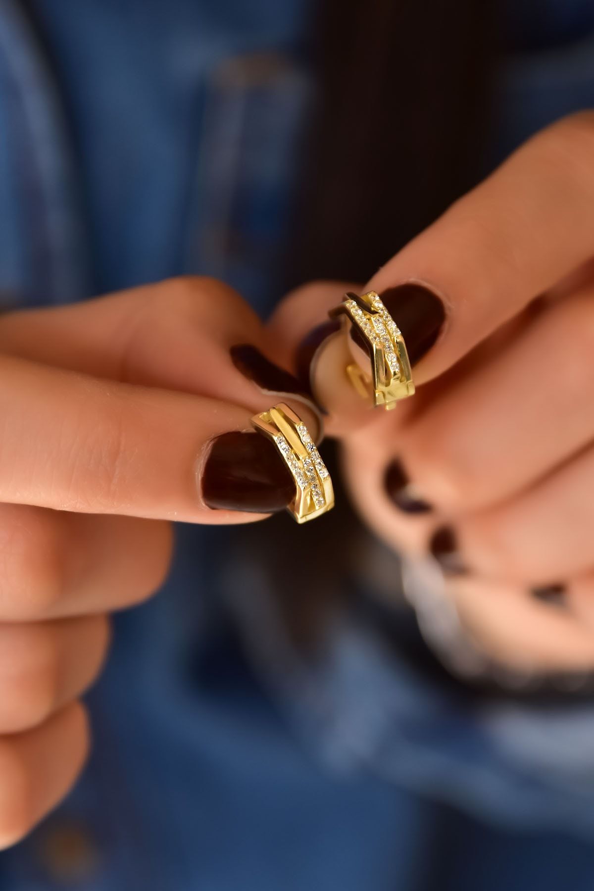 925 Ayar Gümüş Gold Kaplama Zirkon Taşlı Geometrik Desenli Halka Küpe