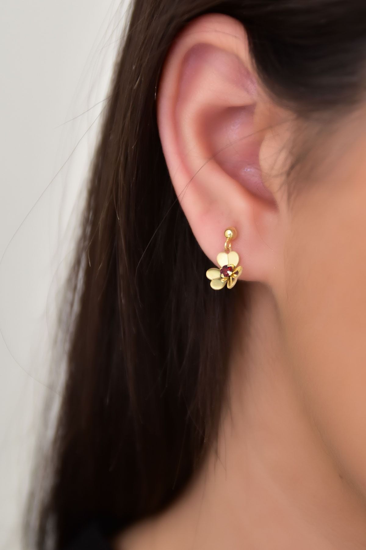 925 Ayar Gümüş Gold Kaplama Zirkon Taşlı Kırmızı Frezya Çiçeği Küpe