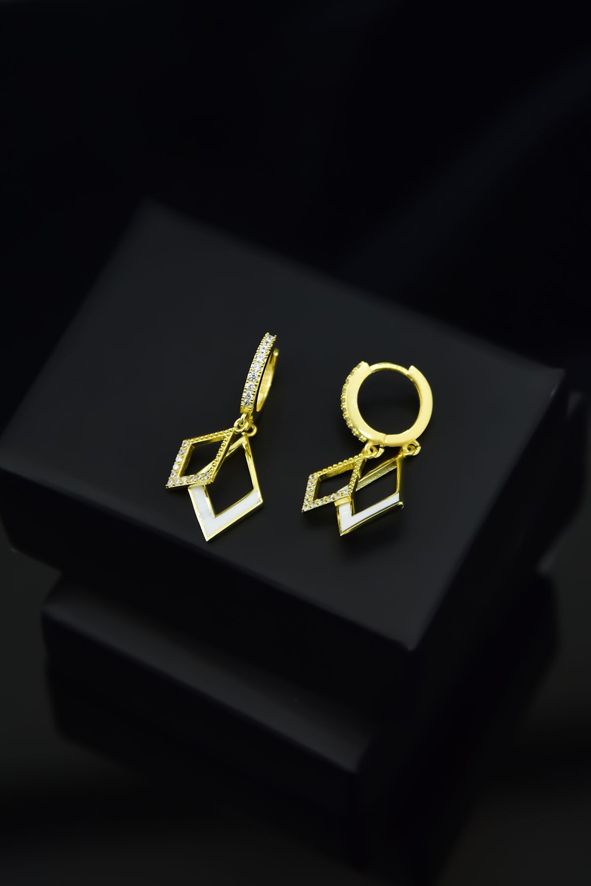 925 Ayar Gümüş Gold Kaplama Zirkon Taşlı, Mineli Üçgen Tasarım Halka Küpe