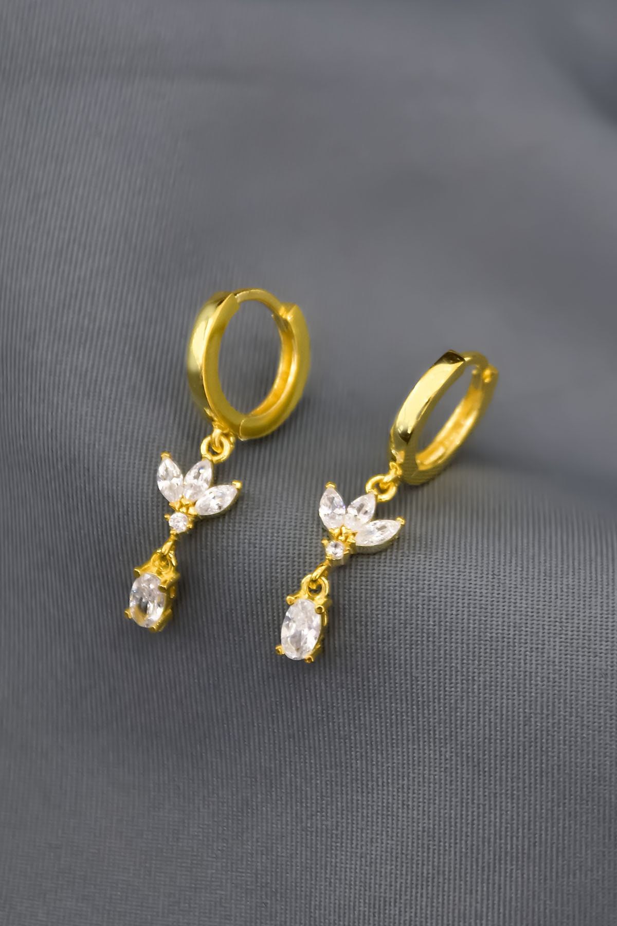 925 Ayar Gümüş Gold Kaplama Zirkon Taşlı Sallantılı Tasarım Halka Küpe