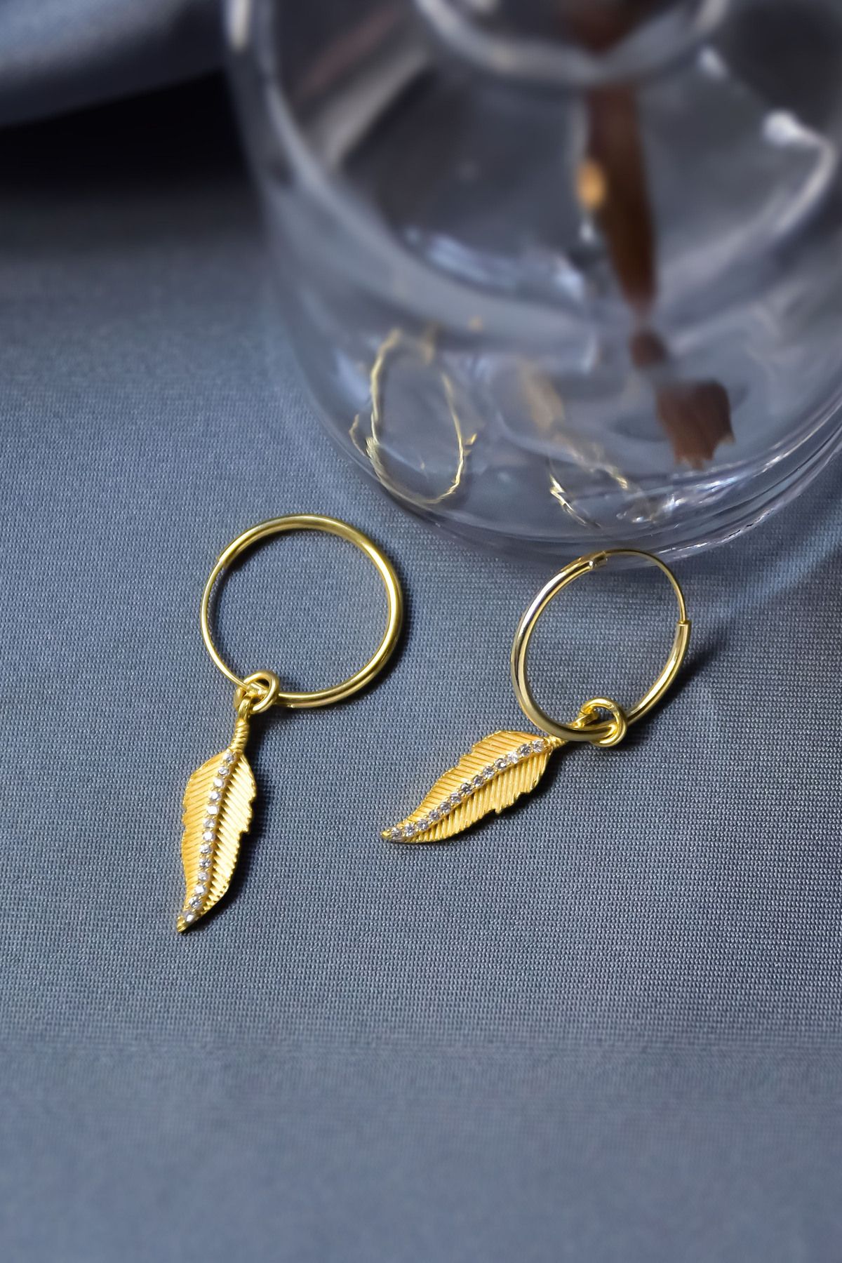 925 Ayar Gümüş Gold Kaplama Zirkon Taşlı Tüy Halka Küpe