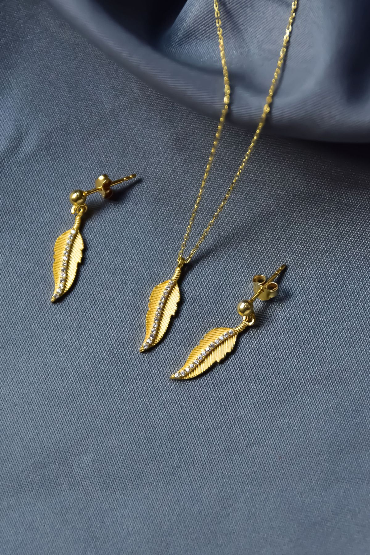 925 Ayar Gümüş Gold Kaplama Zirkon Taşlı Tüy Kolye Ve Çivili Küpe Set