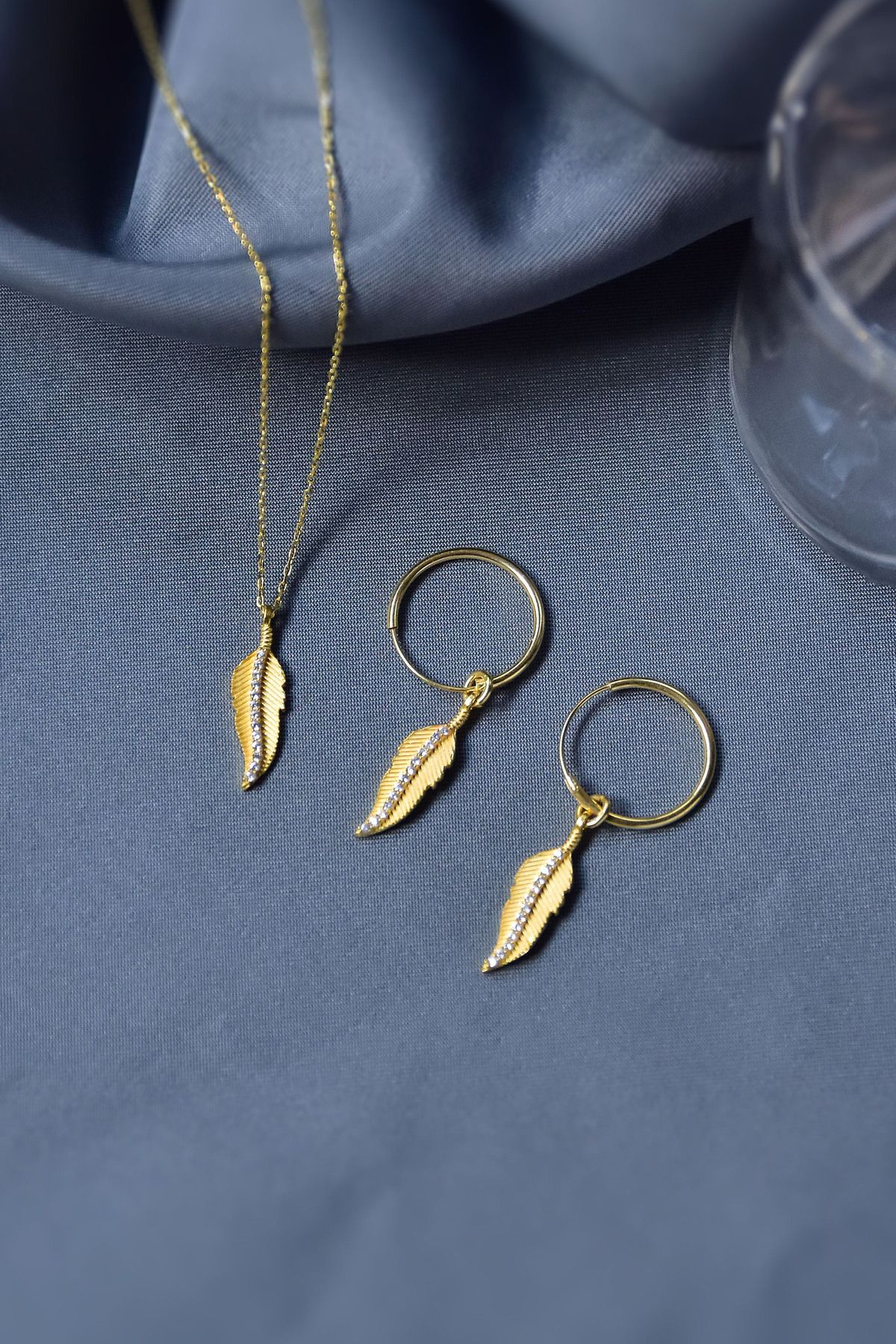 925 Ayar Gümüş Gold Kaplama Zirkon Taşlı Tüy Kolye Ve Halka Küpe Set