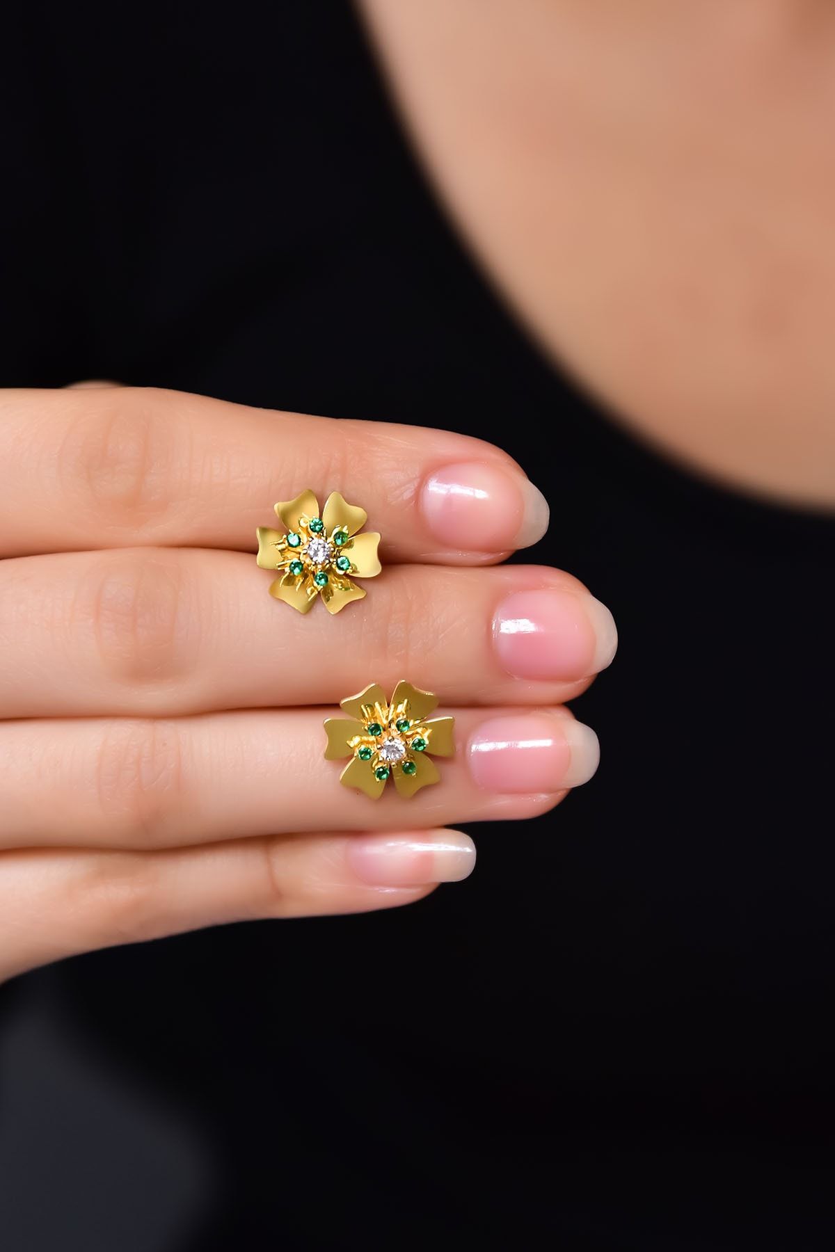 925 Ayar Gümüş Gold Kaplama Zirkon Taşlı Yeşil Tohumlu Linum Çiçeği Küpe