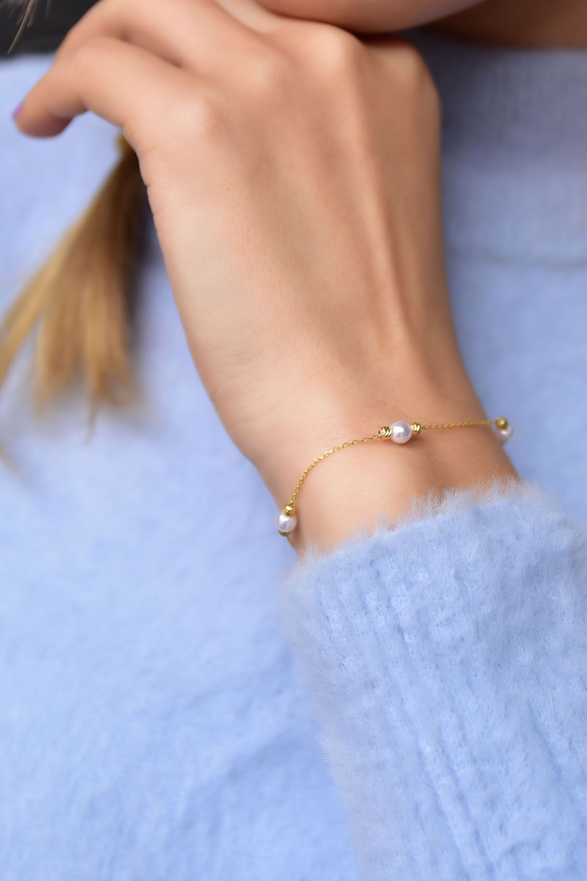 925 Ayar Gümüş Gold Renk Kaplama Dorika Toplu Incili Kadın Bileklik Uvpst200002