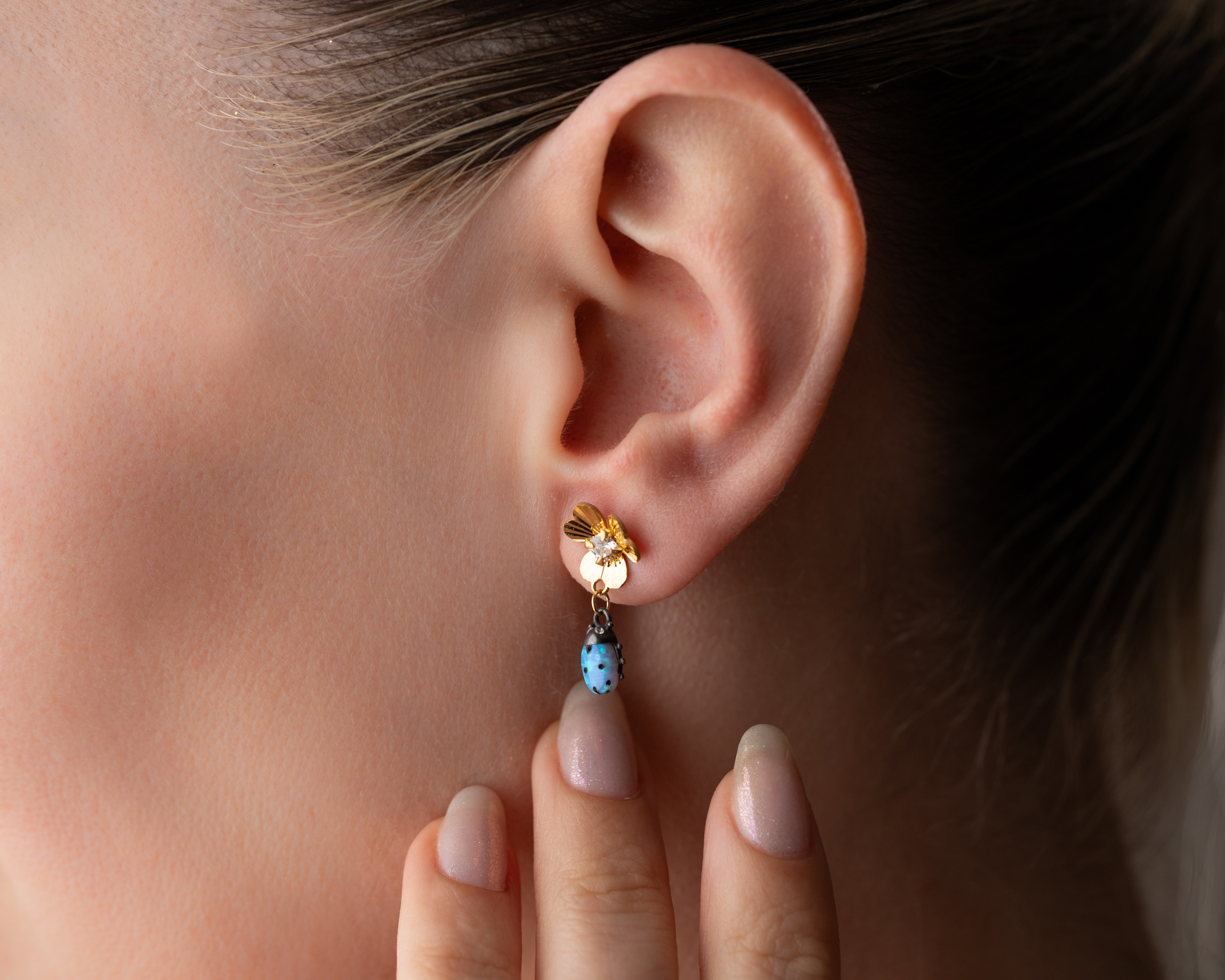 925 Ayar Gümüş Gold Renk Yonca Küpe Uğur Böceği Sallantılı