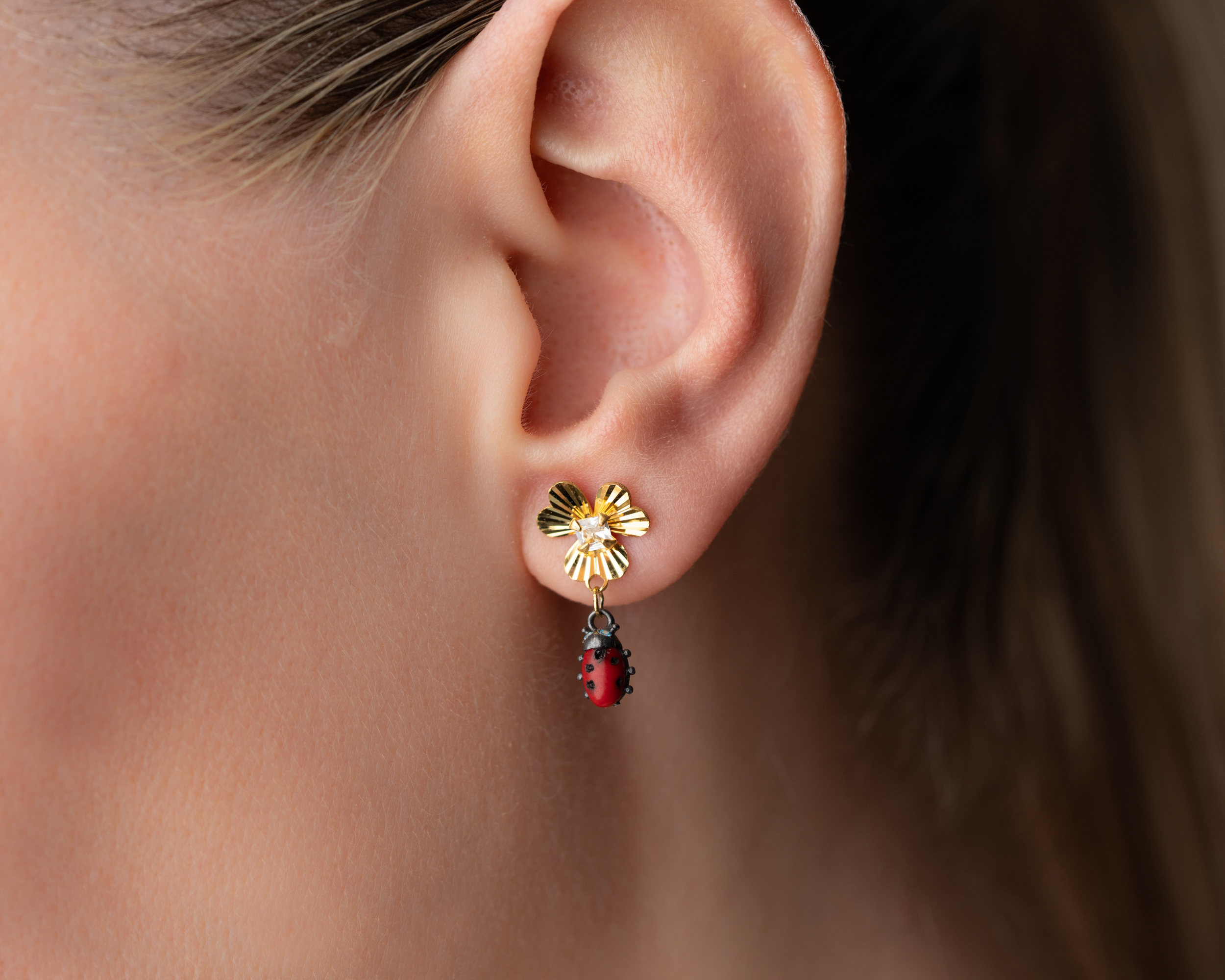 925 Ayar Gümüş Gold Renk Yonca Küpe Uğur Böceği Sallantılı PIRLANTA 0.04 CT