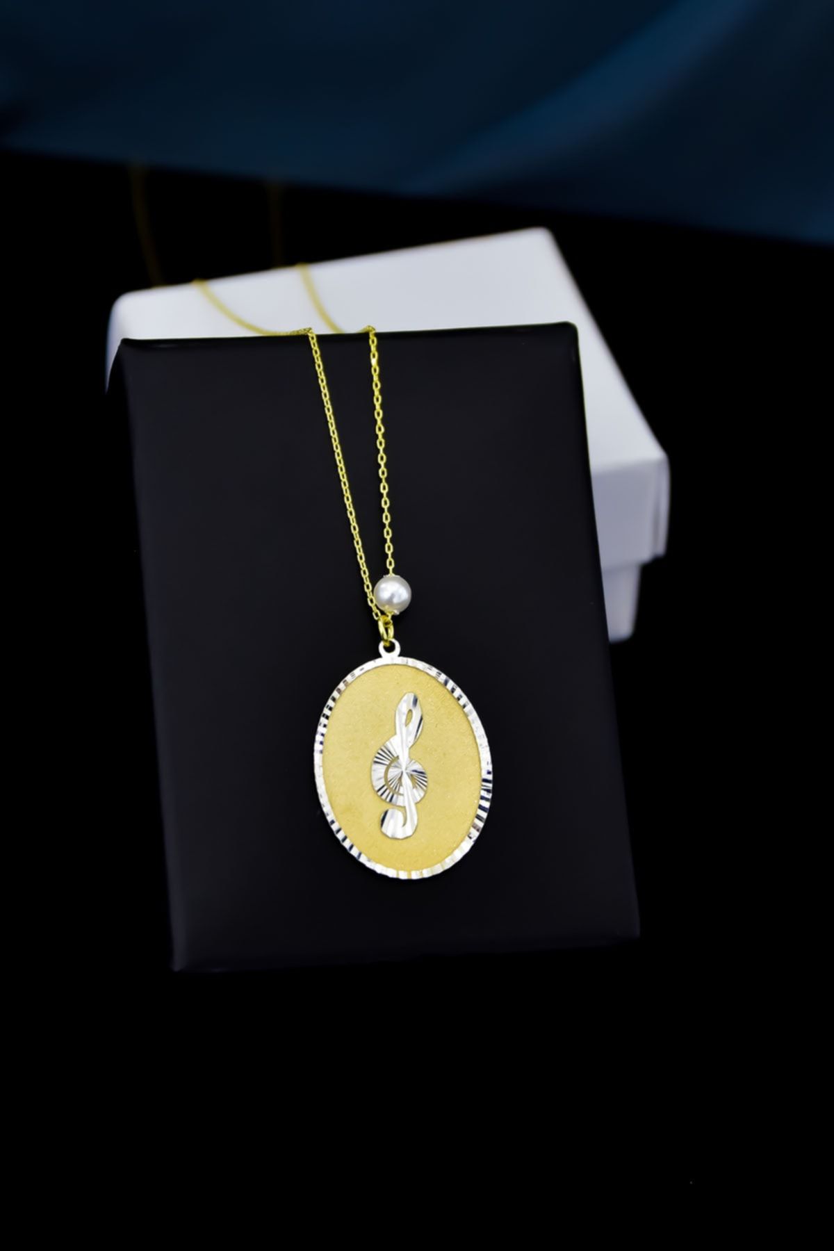 925 Ayar Gümüş Gold Rodyum Kaplama Incili Sol Anahtarı Plaka Kolye