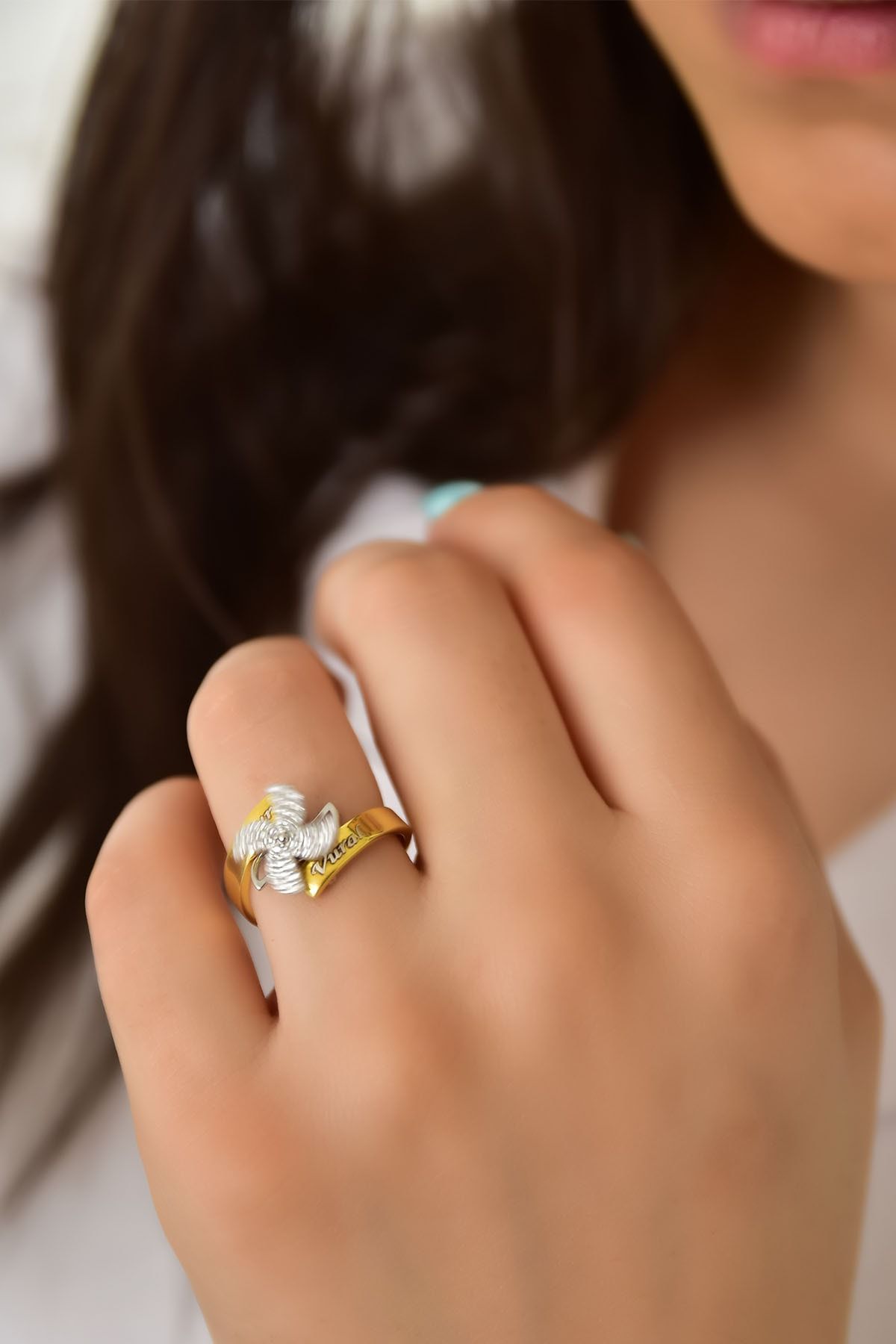 925 Ayar Gümüş Gold Rodyum Kaplama Isimli Zirkon Taşlı Dönen Pervane Yüzük