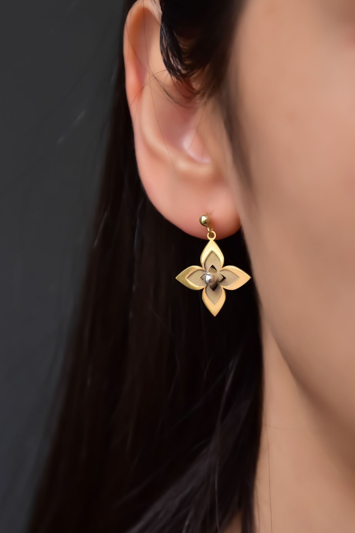 925 Ayar Gümüş Gold-rodyum Kaplama Lilyum Çiçeği Çivili Top Sallantılı Küpe