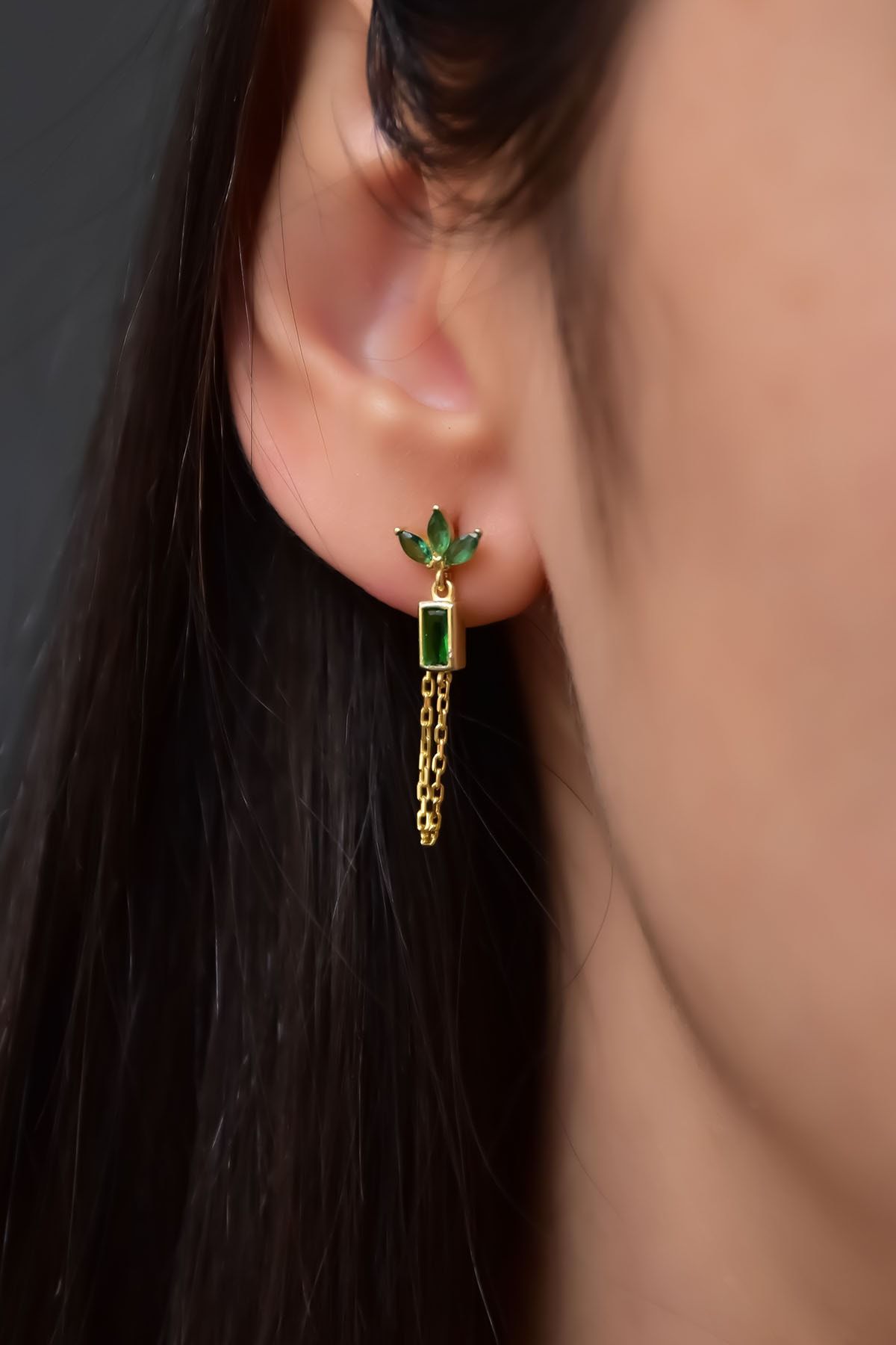 925 Ayar Gümüş Gold Zümrüt Rengi Zirkon Taşlı Taç Model Zincir Sallantılı Küpe