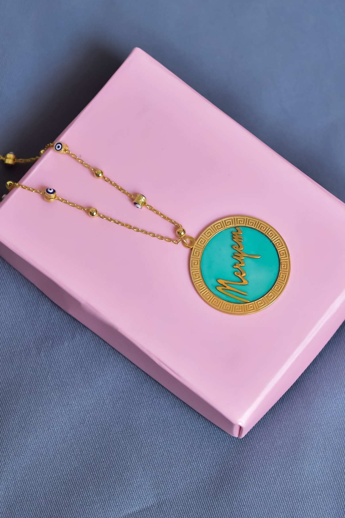 925 Ayar Gümüş Greek Desenli Rüya Serisi Kişiye Özel Isimli Mineli Göz Zincirli Madalyon Kolye