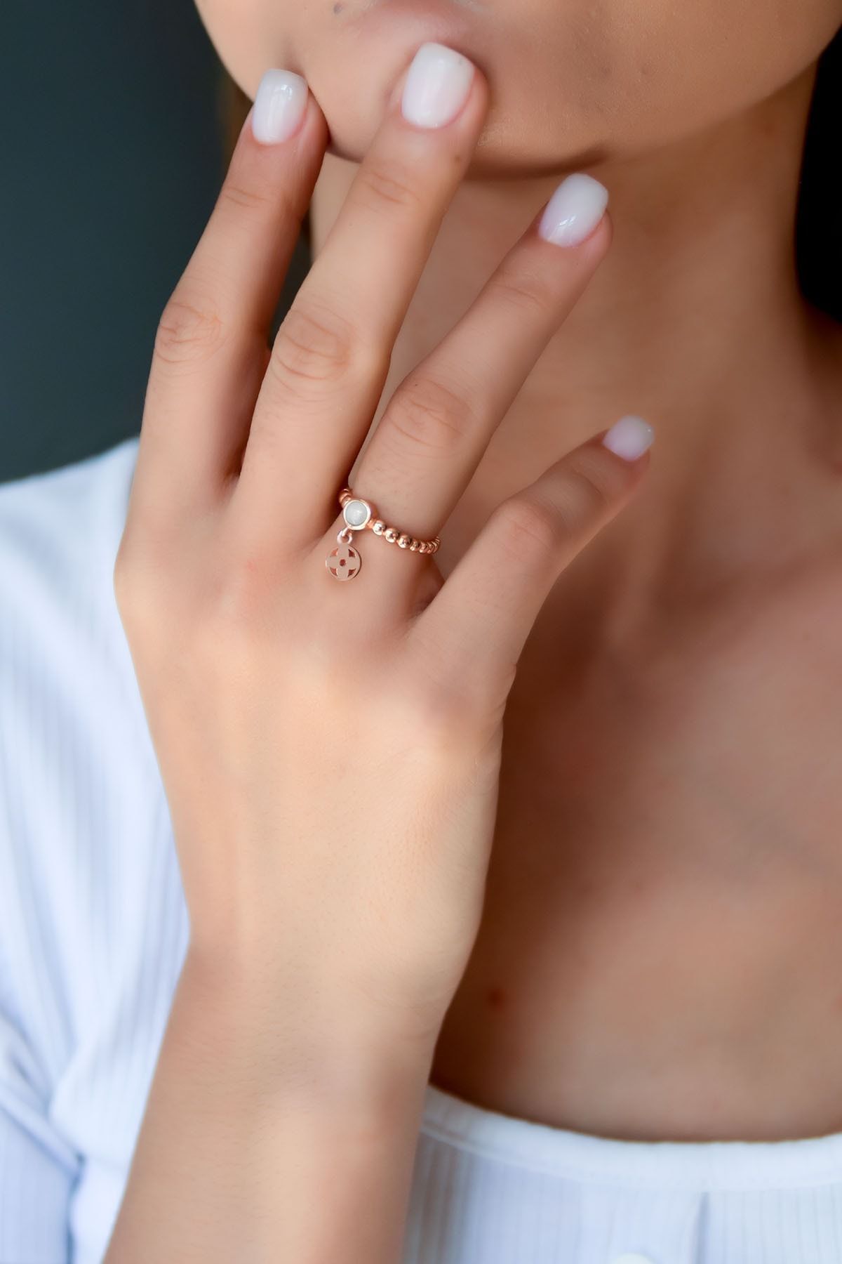 925 Ayar Gümüş Kırık Beyaz Ay Taşlı Çember Çiçek Motifli Ayarlanabilir Kadın Yüzük