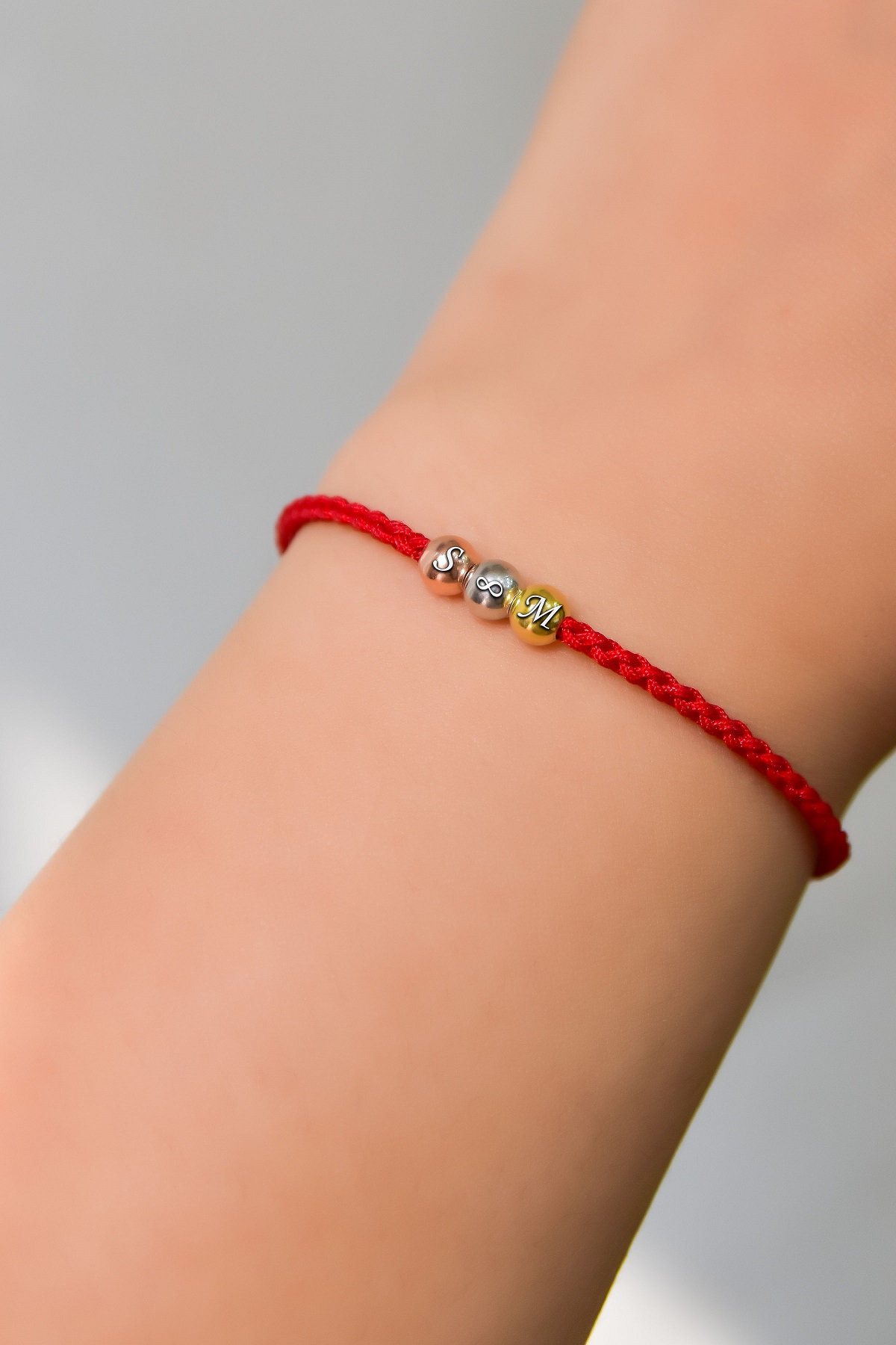 925 Ayar Gümüş Kırmızı İpli Üç Renkli Kalp ve Harfli Bileklik