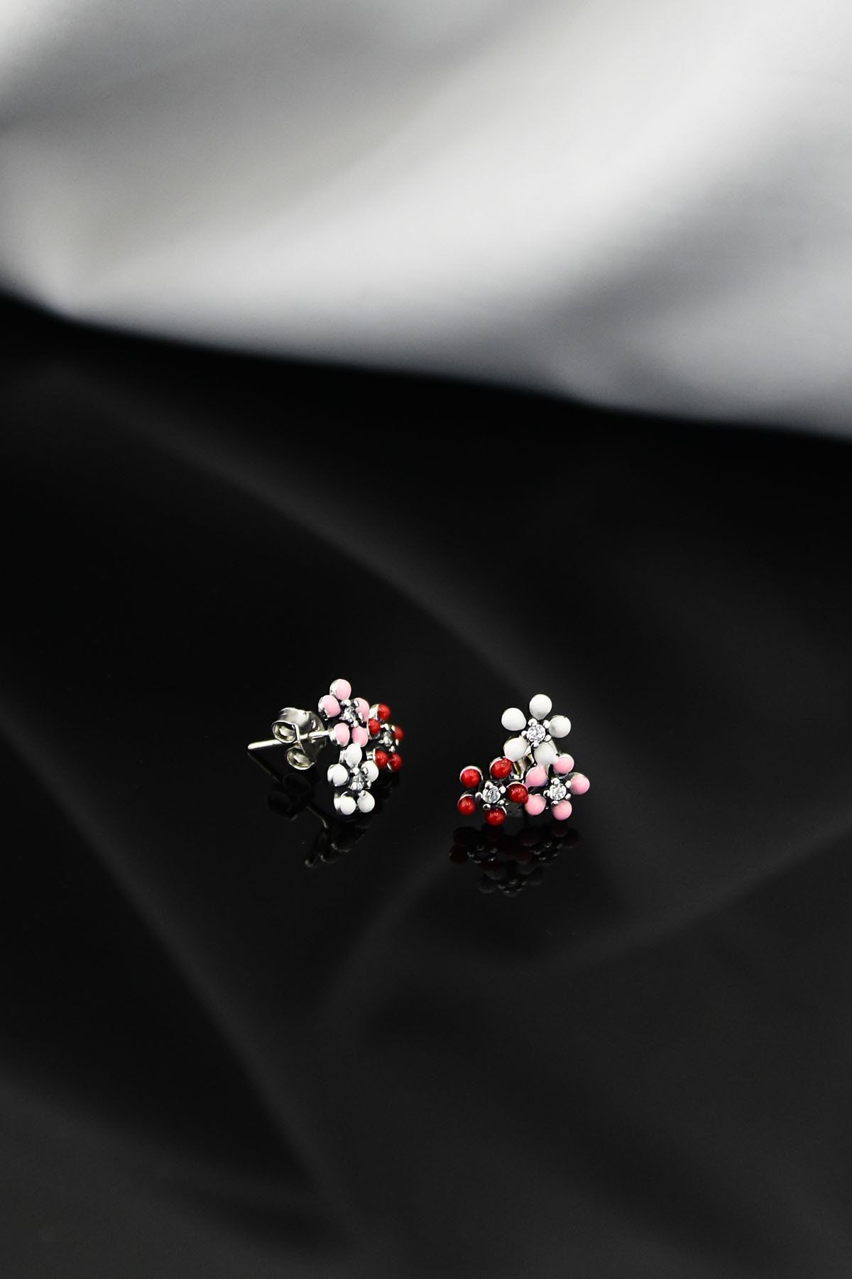 925 Ayar Gümüş Mineli Çoklu Çiçek Çivili Tasarım Küpe