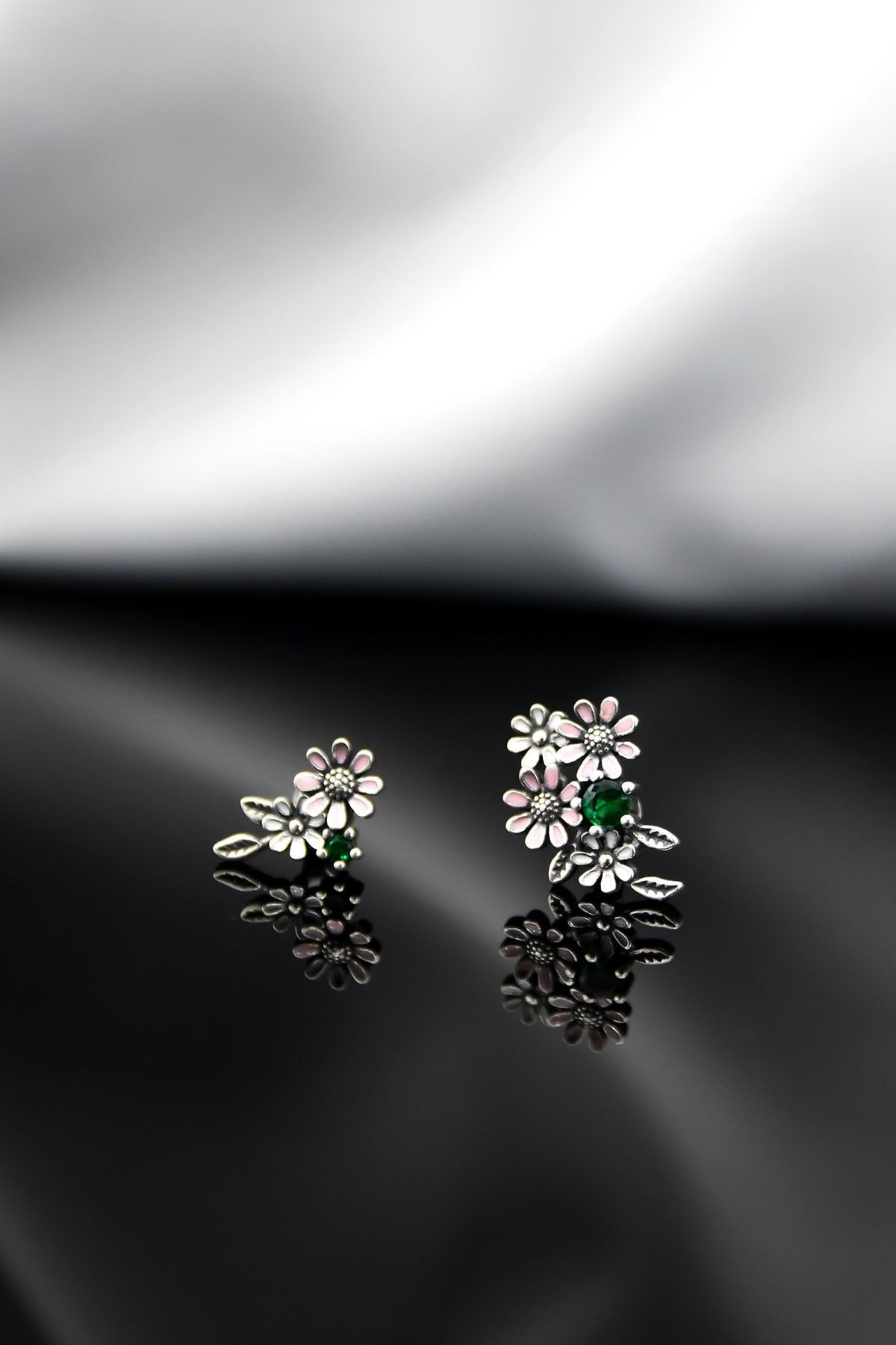 925 Ayar Gümüş Mineli Çoklu Papatya Çivili Tasarım Küpe