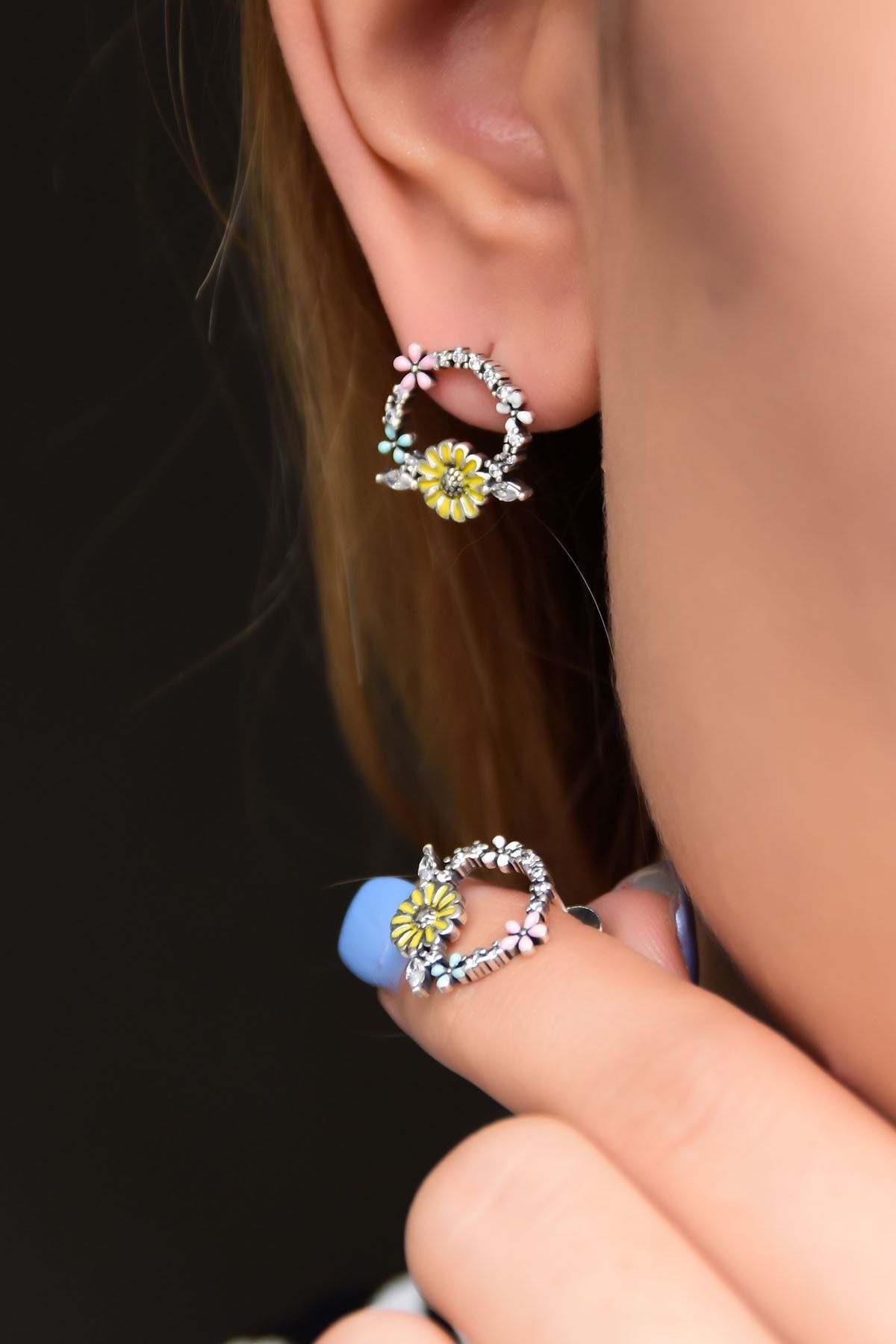 925 Ayar Gümüş Mineli Papatya Taşlı Çivili Küpe