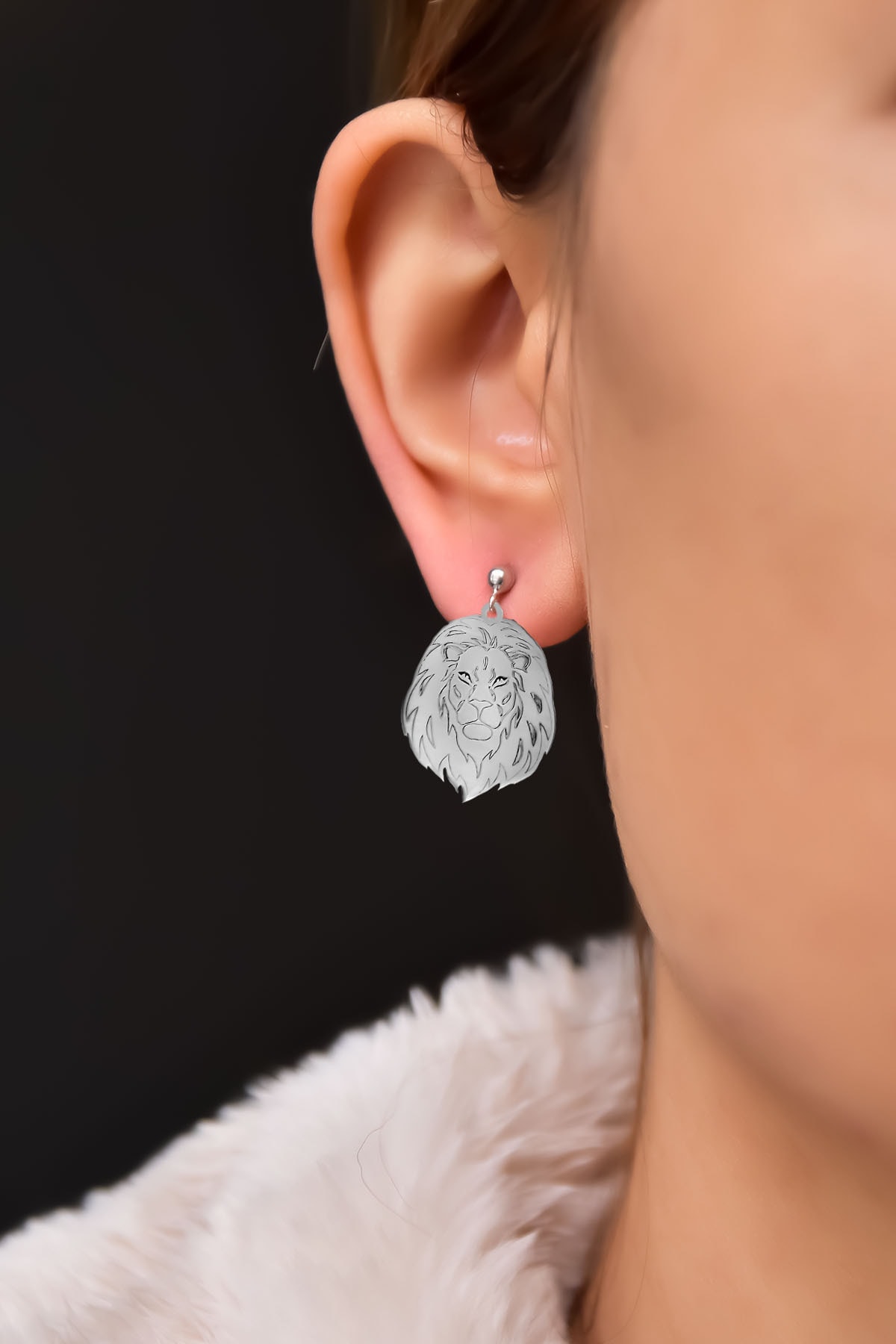 925 Ayar Gümüş Plaka Aslan Çivili Küpe