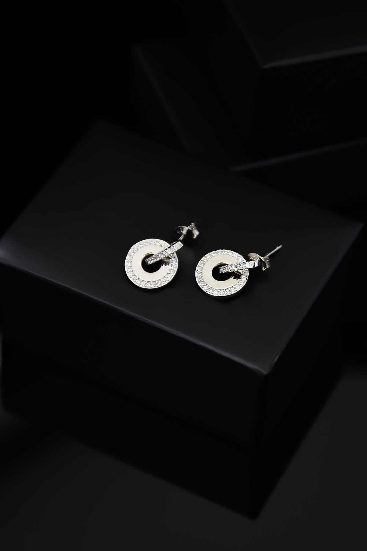 925 Ayar Gümüş Rodyum Çivili Zirkon Taşlı Plaka Küpe