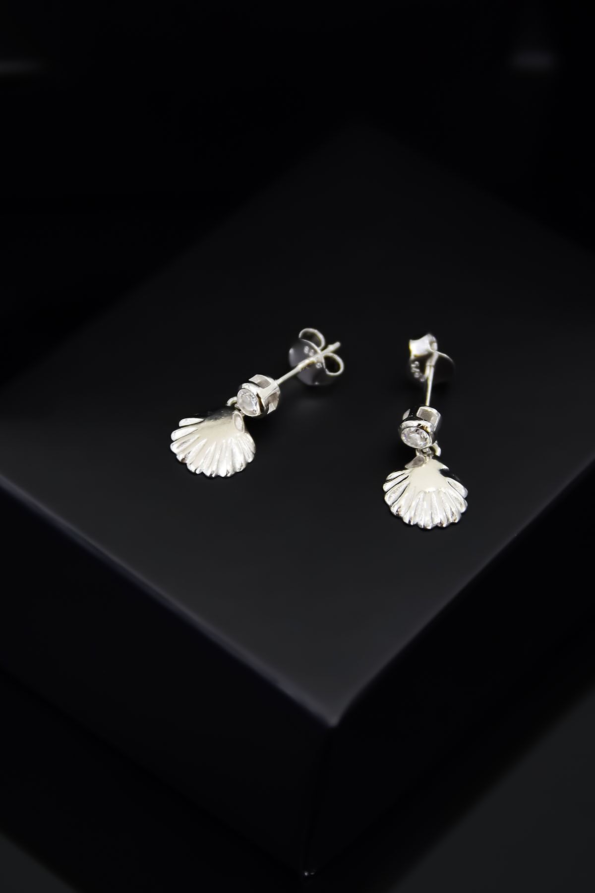 925 Ayar Gümüş Rodyum Istiridye Sallantılı Tektaş Küpe