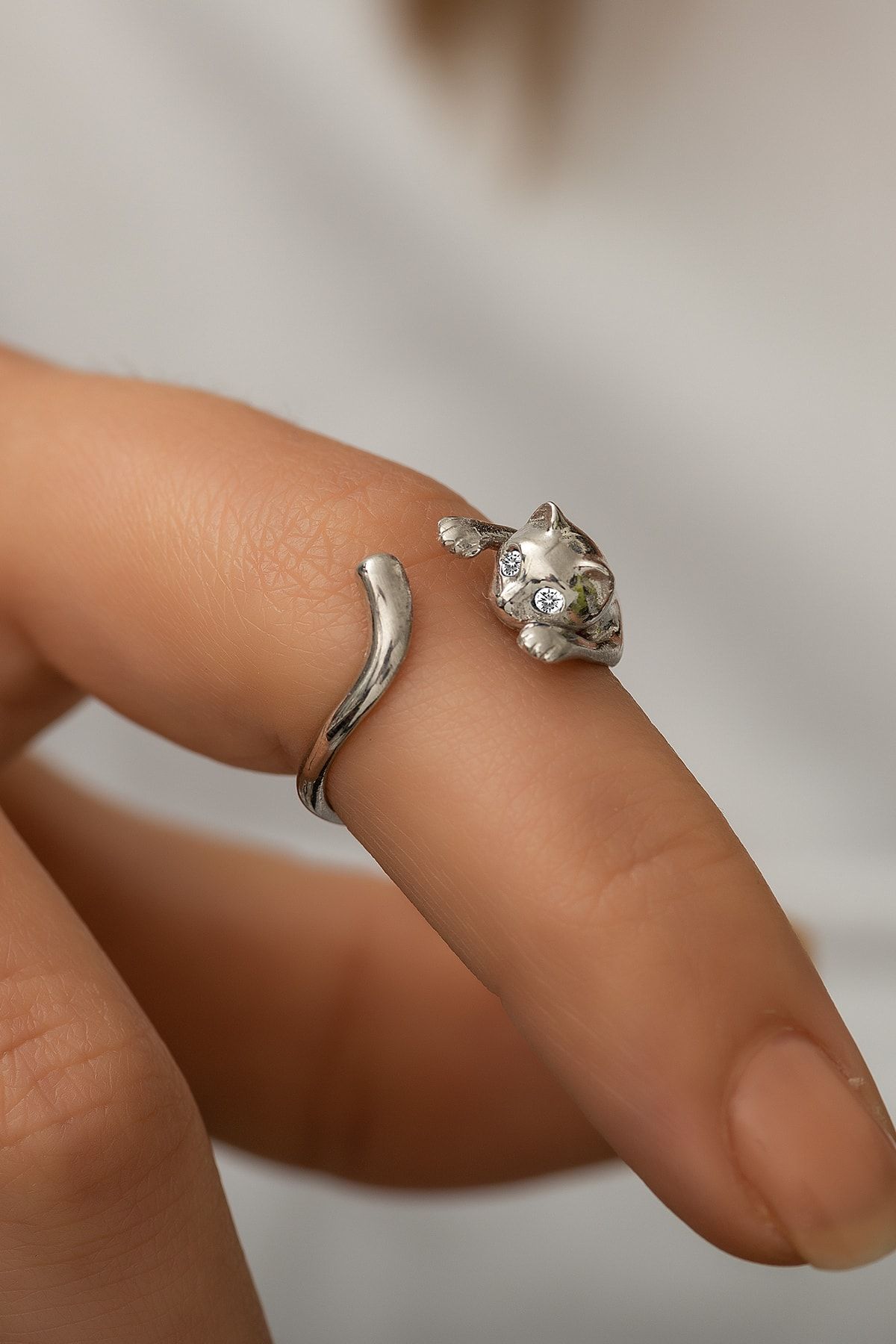 925 Ayar Gümüş Rodyum Kaplama 0,03 Karat Pırlanta Gözlü Kedi Yüzük