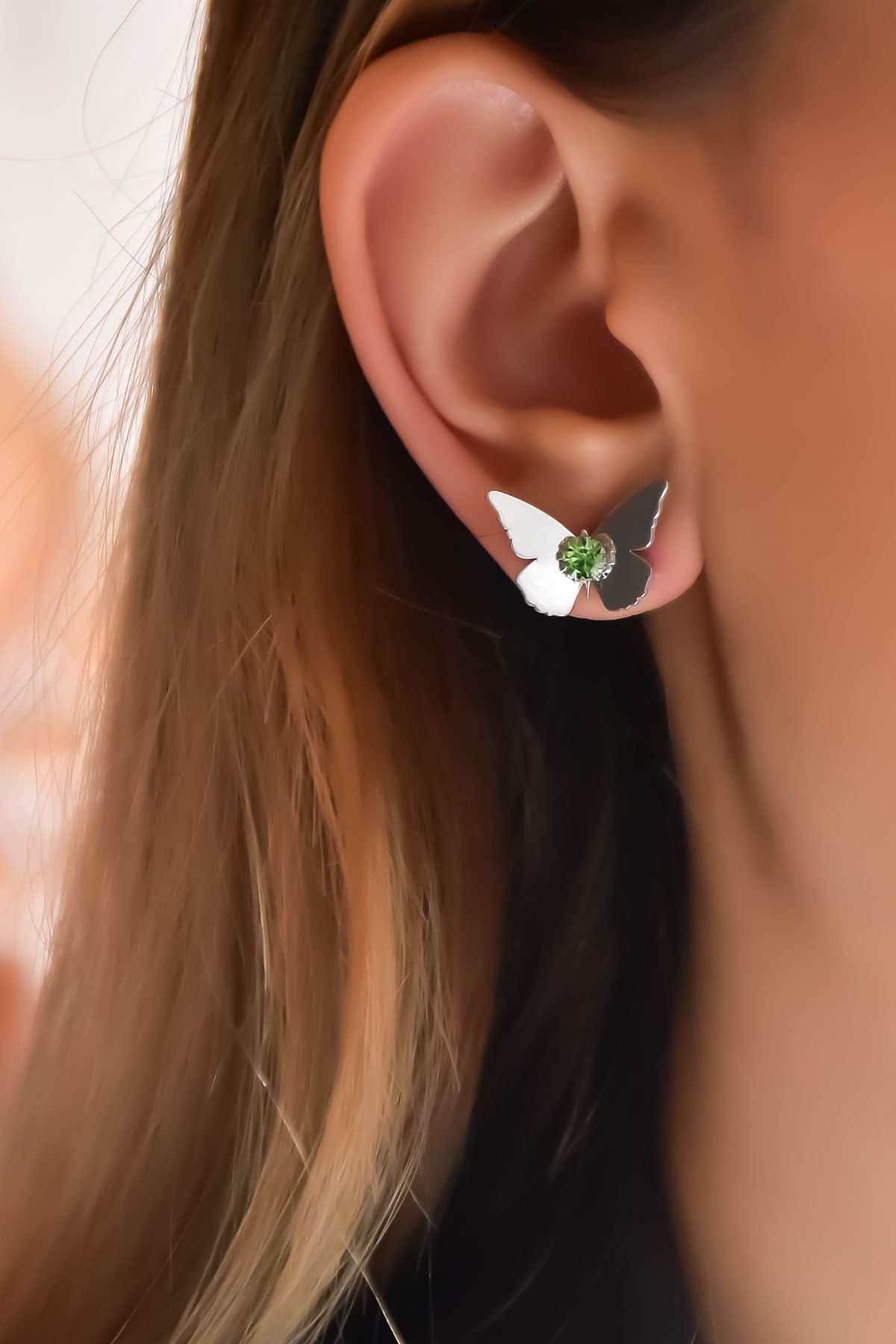 925 Ayar Gümüş Rodyum Kaplama Ağustos Ayı Doğum Taşlı Kelebek Küpe