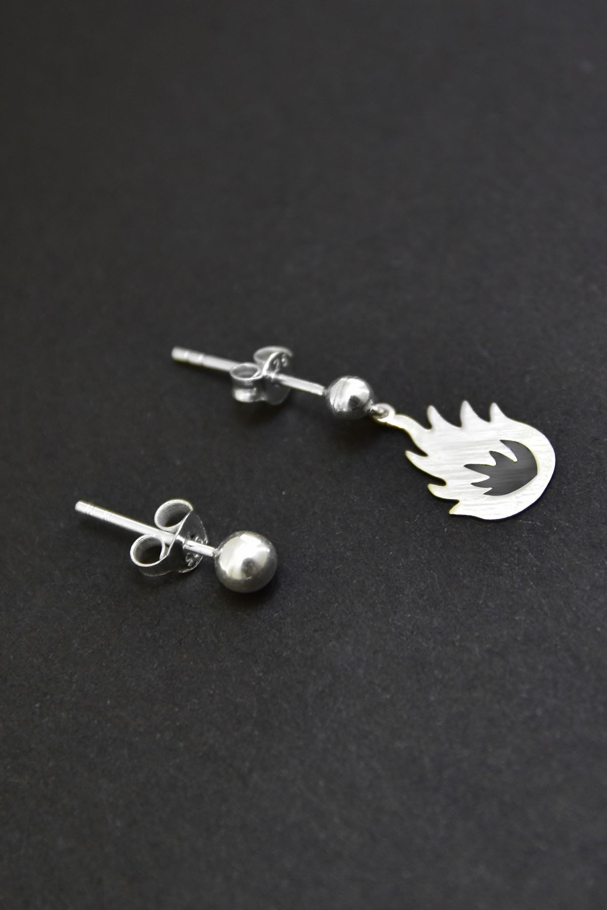 925 Ayar Gümüş Rodyum Kaplama Alev Model Çivili Kadın Top Küpe