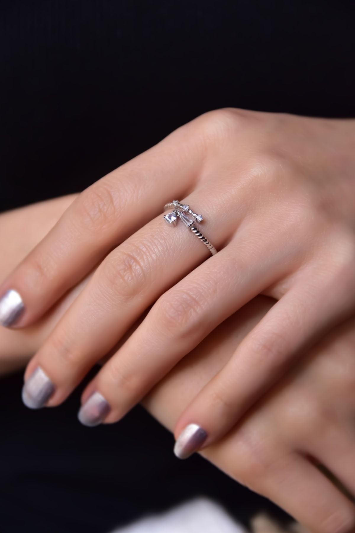 925 Ayar Gümüş Rodyum Kaplama Ayarlanır Baget Taşlı Sallantılı Tektaş Yüzük