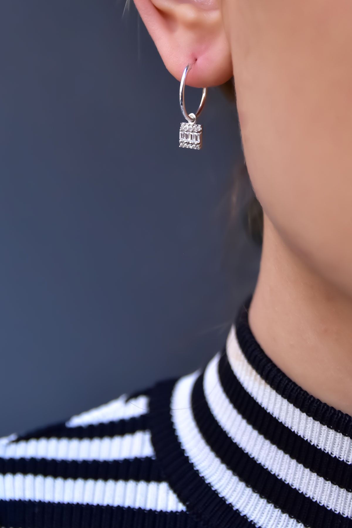 925 Ayar Gümüş Rodyum Kaplama Baget Taşlı Square Halka Küpe