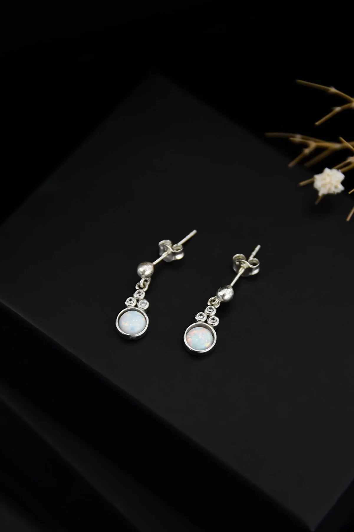 925 Ayar Gümüş Rodyum Kaplama Beyaz Opal Yuvarlak Çivili Küpe