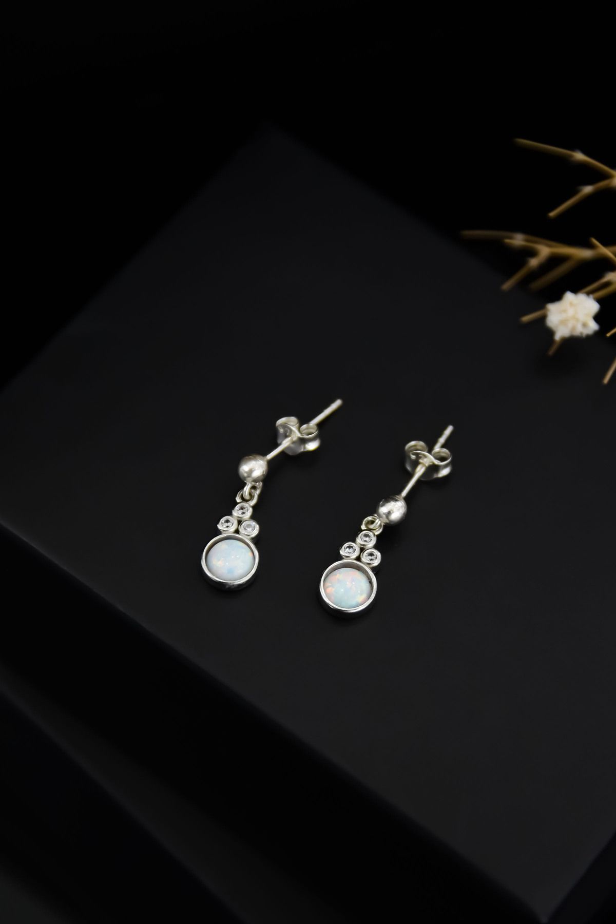 925 Ayar Gümüş Rodyum Kaplama Beyaz Opal Yuvarlak Çivili Küpe