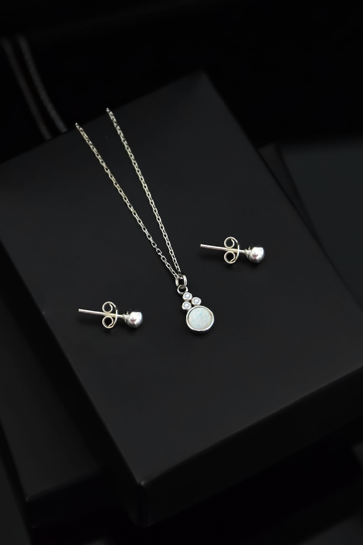 925 Ayar Gümüş Rodyum Kaplama Beyaz Opal Yuvarlak Kolye Ve Çivili Top Küpe Set