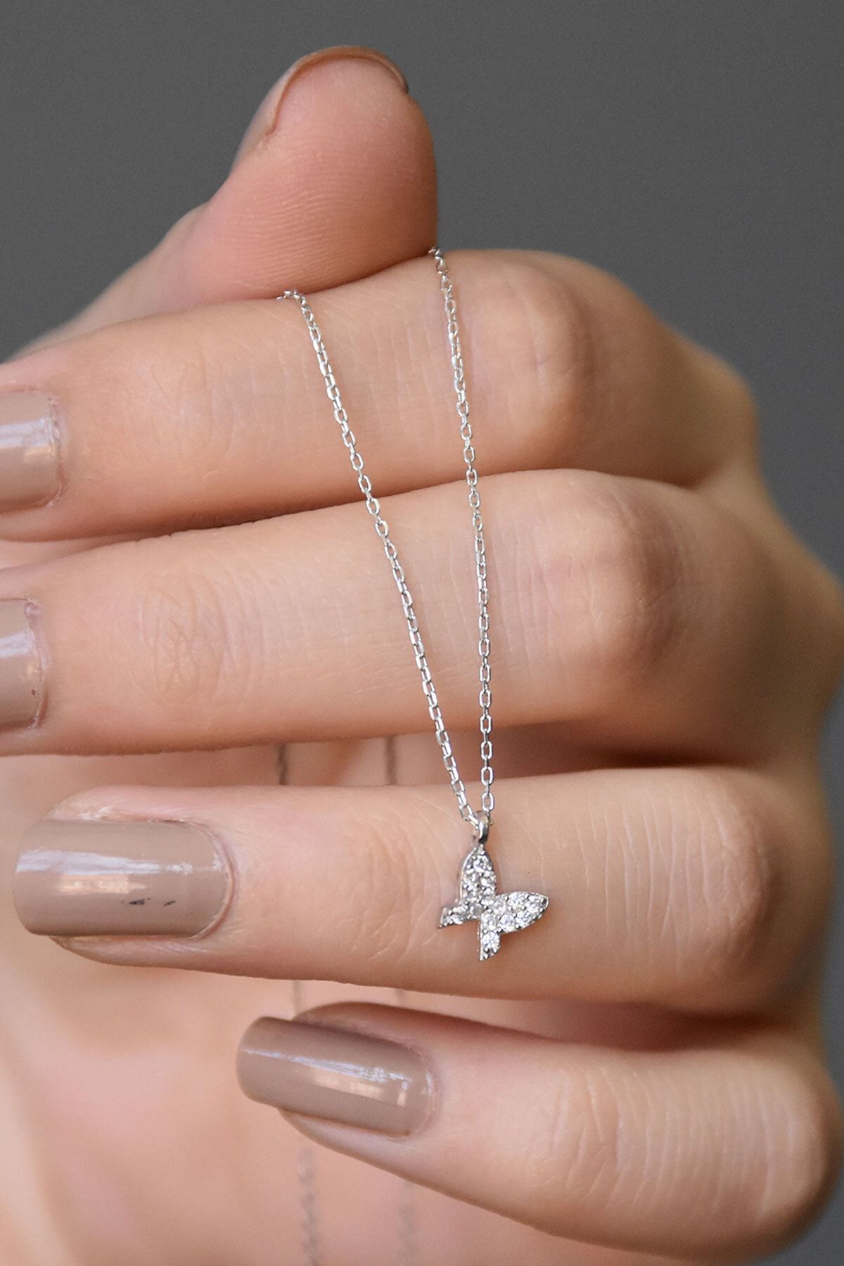 925 Ayar Gümüş Rodyum Kaplama Beyaz Taşlı Minimal Kelebek Kolye