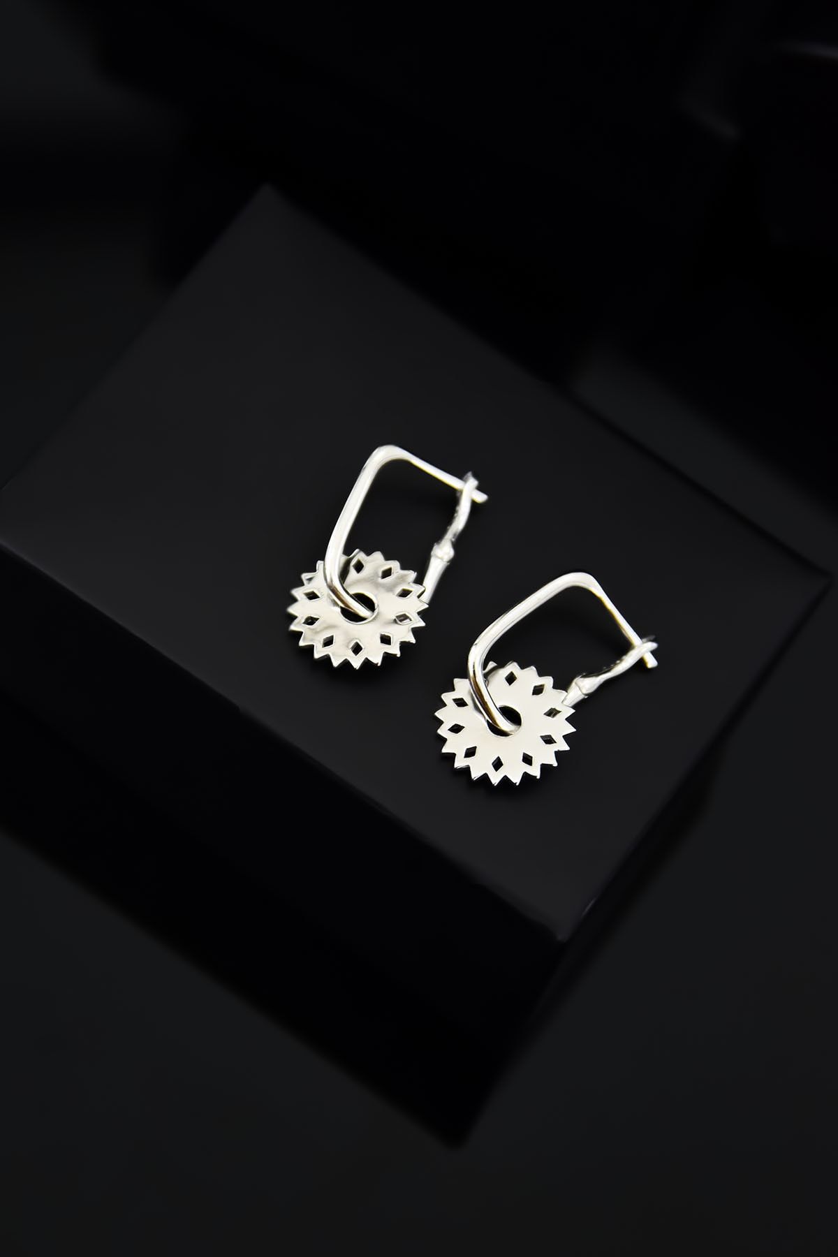 925 Ayar Gümüş Rodyum Kaplama Çark Halka Küpe