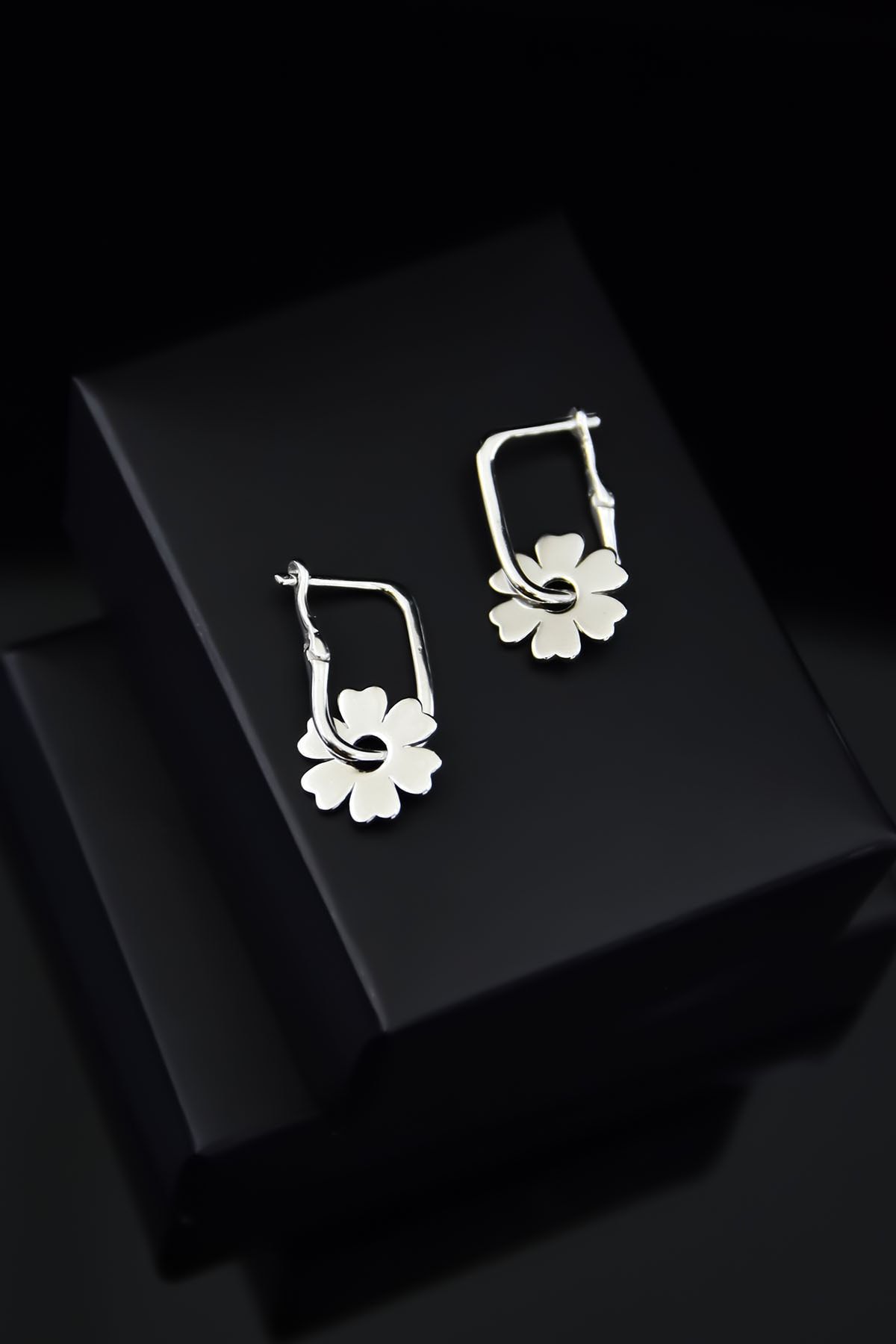 925 Ayar Gümüş Rodyum Kaplama Çiçek Halka Küpe