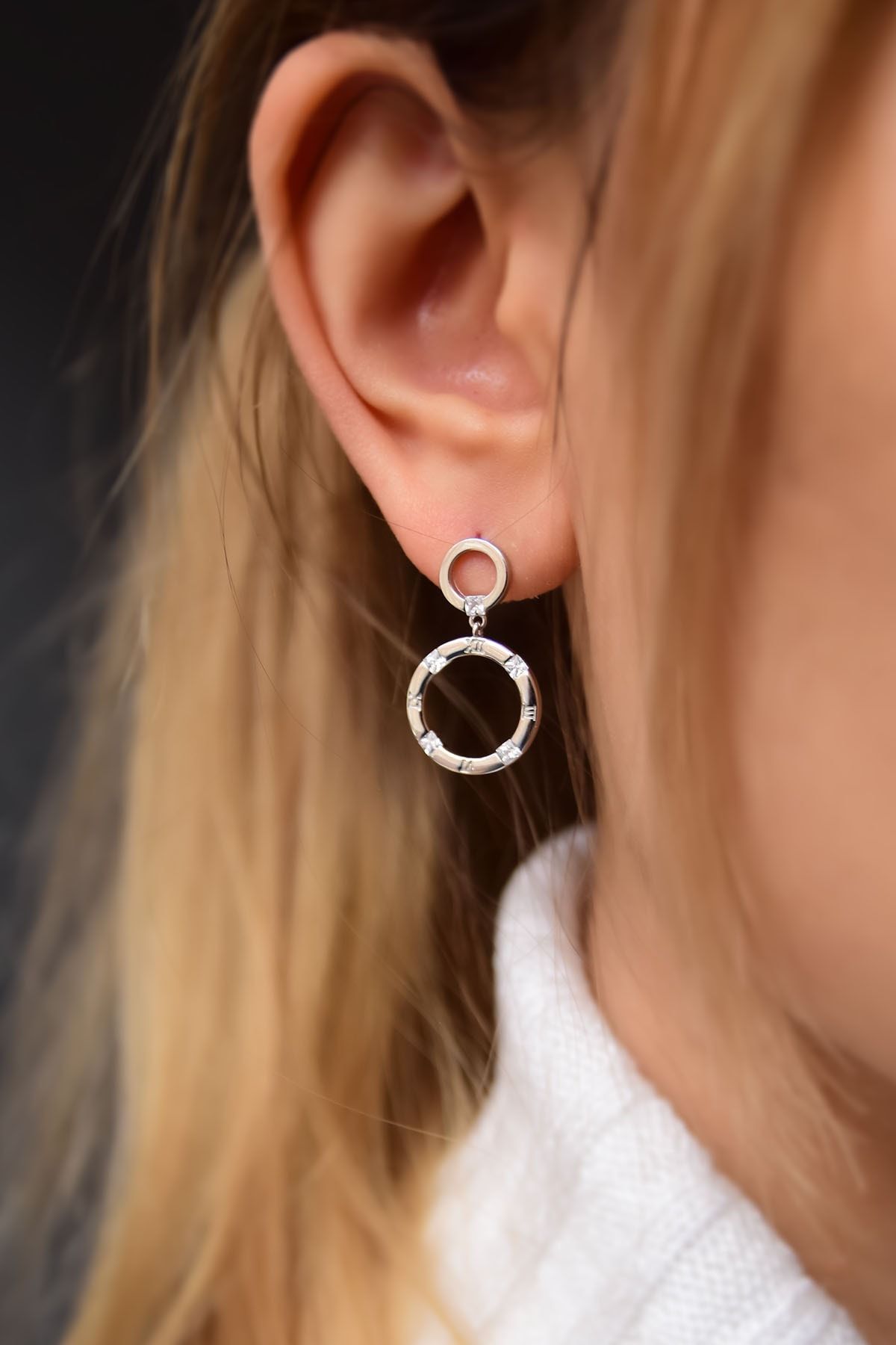 925 Ayar Gümüş Rodyum Kaplama Çivili Roma Rakamlı Halka Küpe