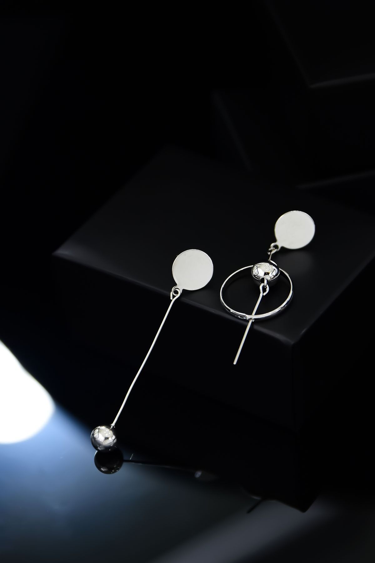 925 Ayar Gümüş Rodyum Kaplama Çivili Sallantılı Top Küpe