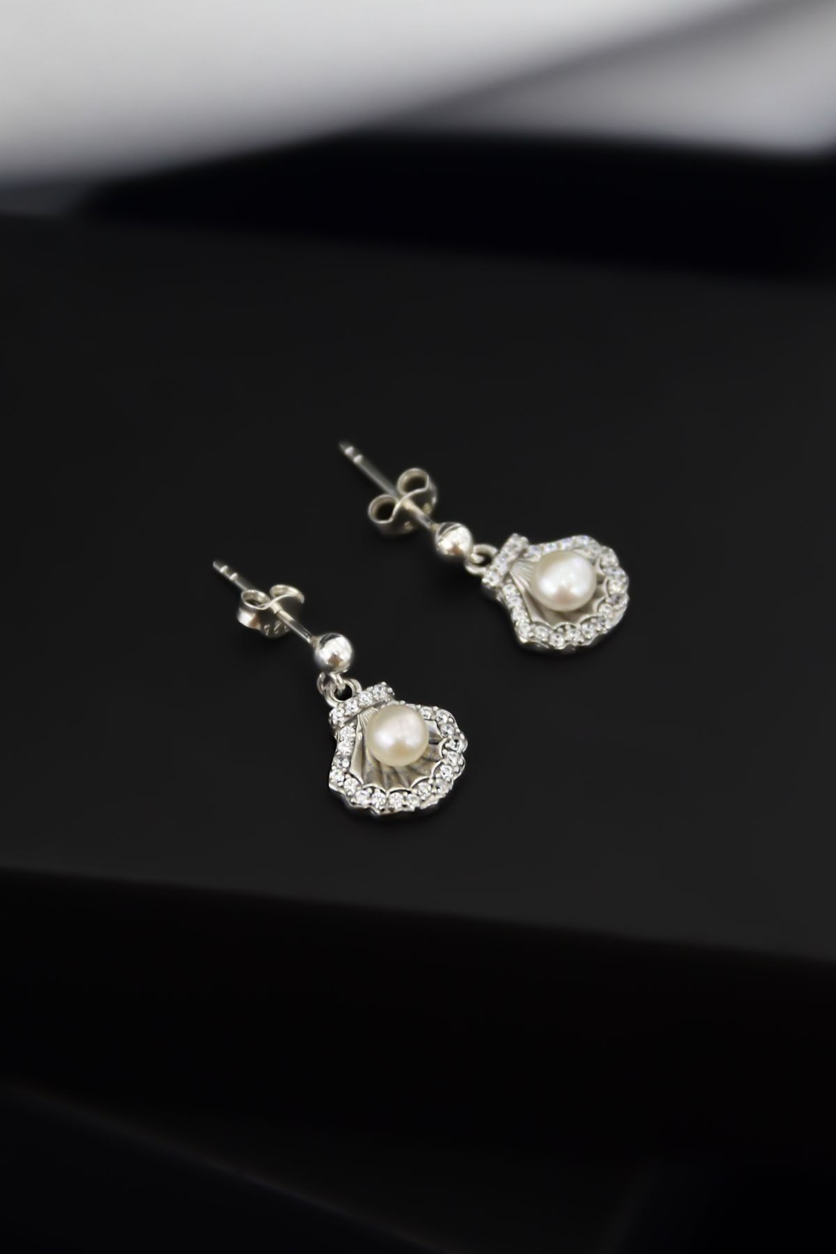 925 Ayar Gümüş Rodyum Kaplama Deniz Kabuğu Inci Çivili Küpe