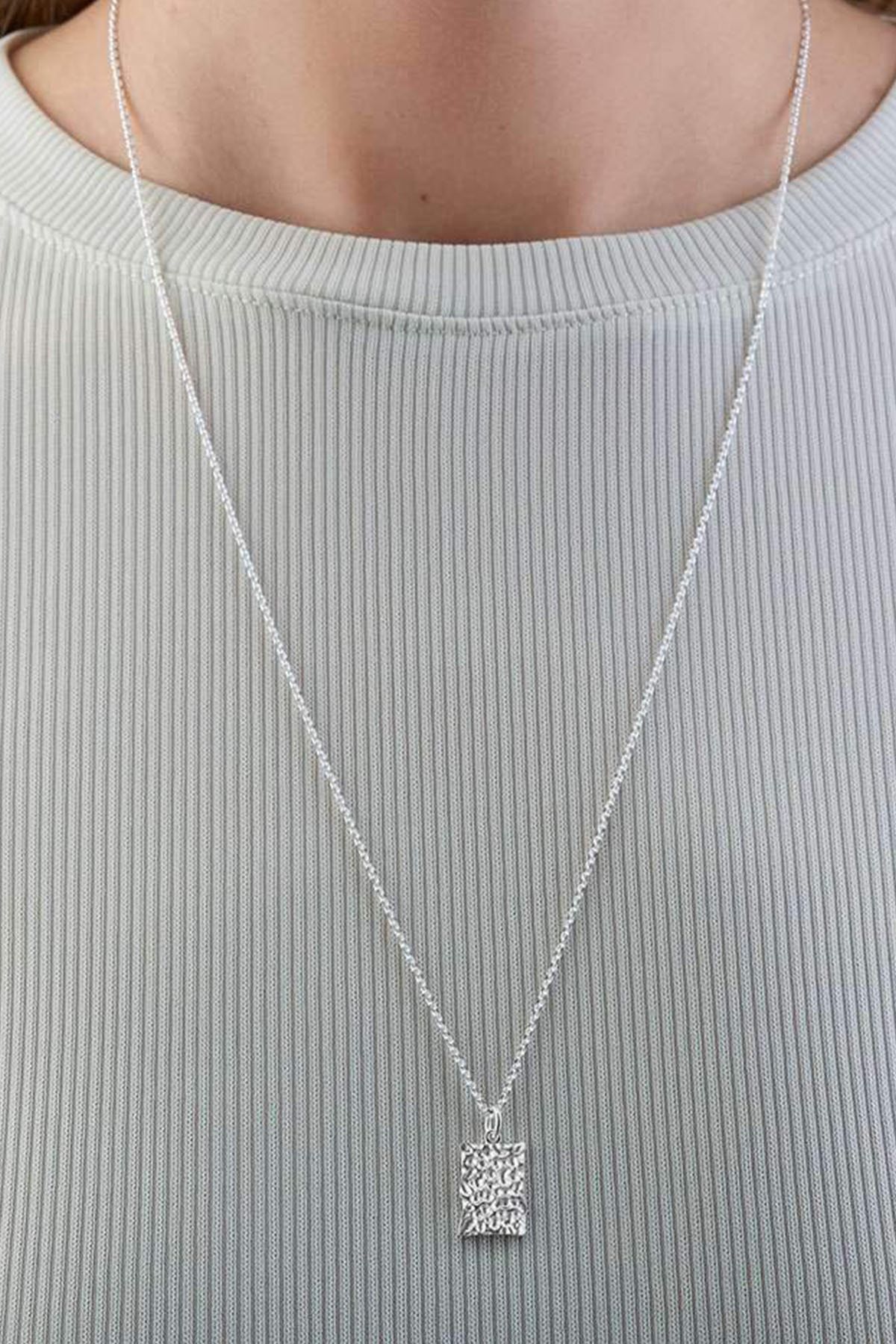 925 Ayar Gümüş Rodyum Kaplama Dövmeli Dikdörtgen Kolye 65 Cm