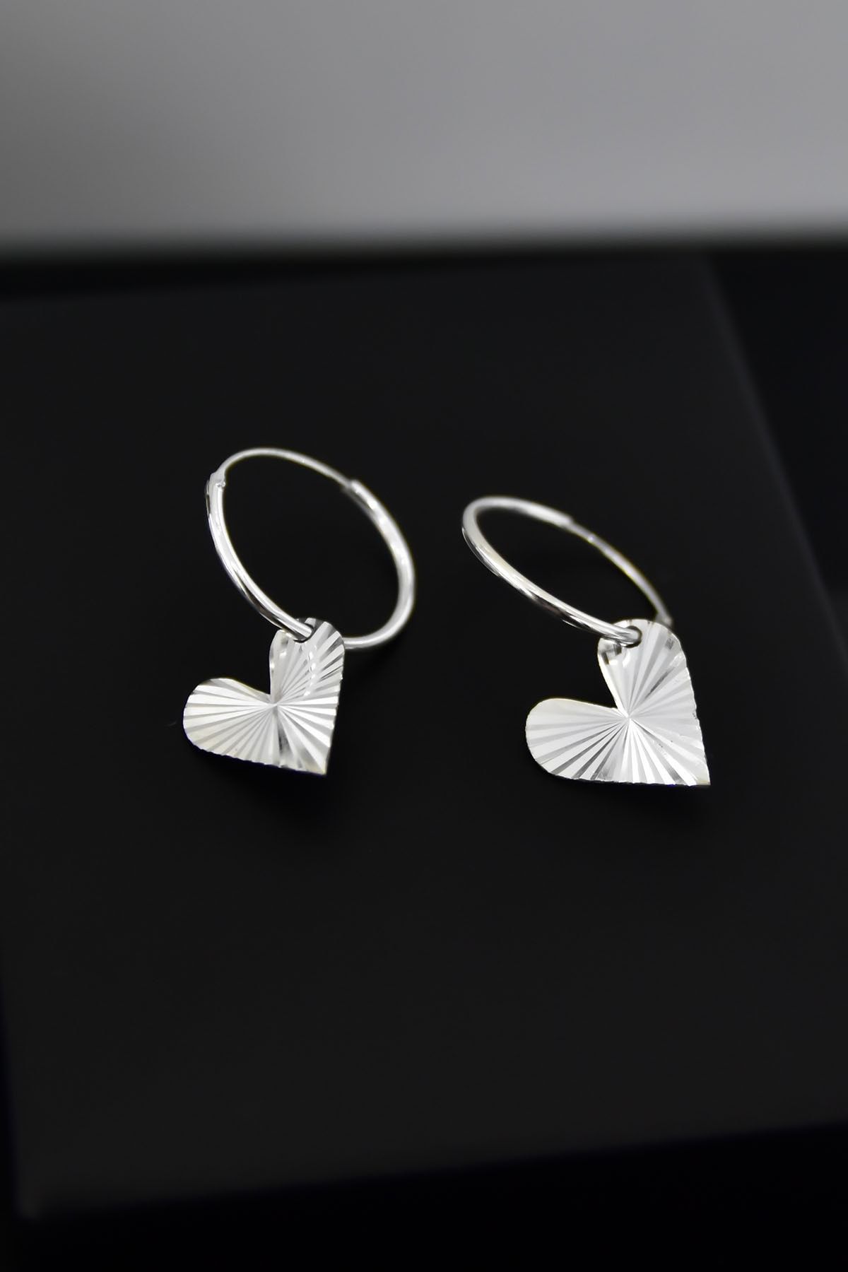 925 Ayar Gümüş Rodyum Kaplama Fırfırlı Kalp Halka Küpe