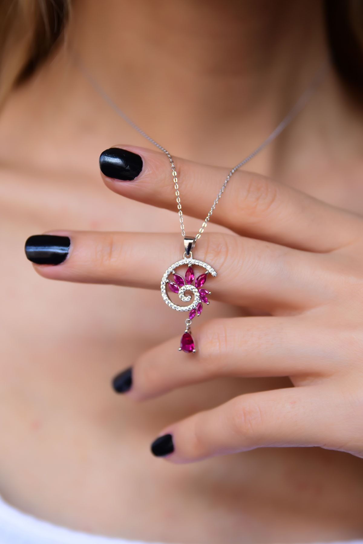 925 Ayar Gümüş Rodyum Kaplama Girdap Tasarım Kolye