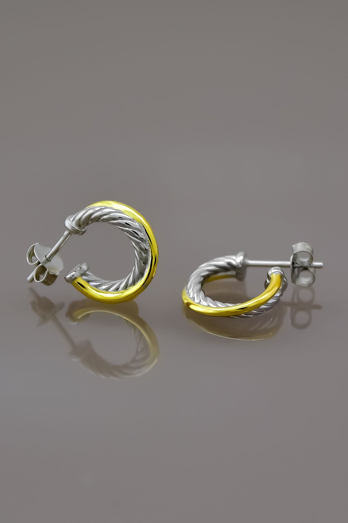 925 Ayar Gümüş Rodyum Kaplama Gold Detaylı Bükülmüş Halat Örgü Halka Küpe