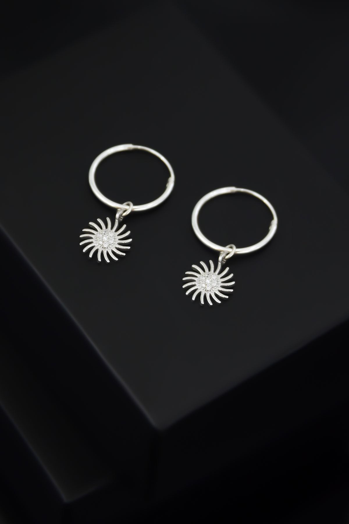 925 Ayar Gümüş Rodyum Kaplama Güneş Halka Küpe