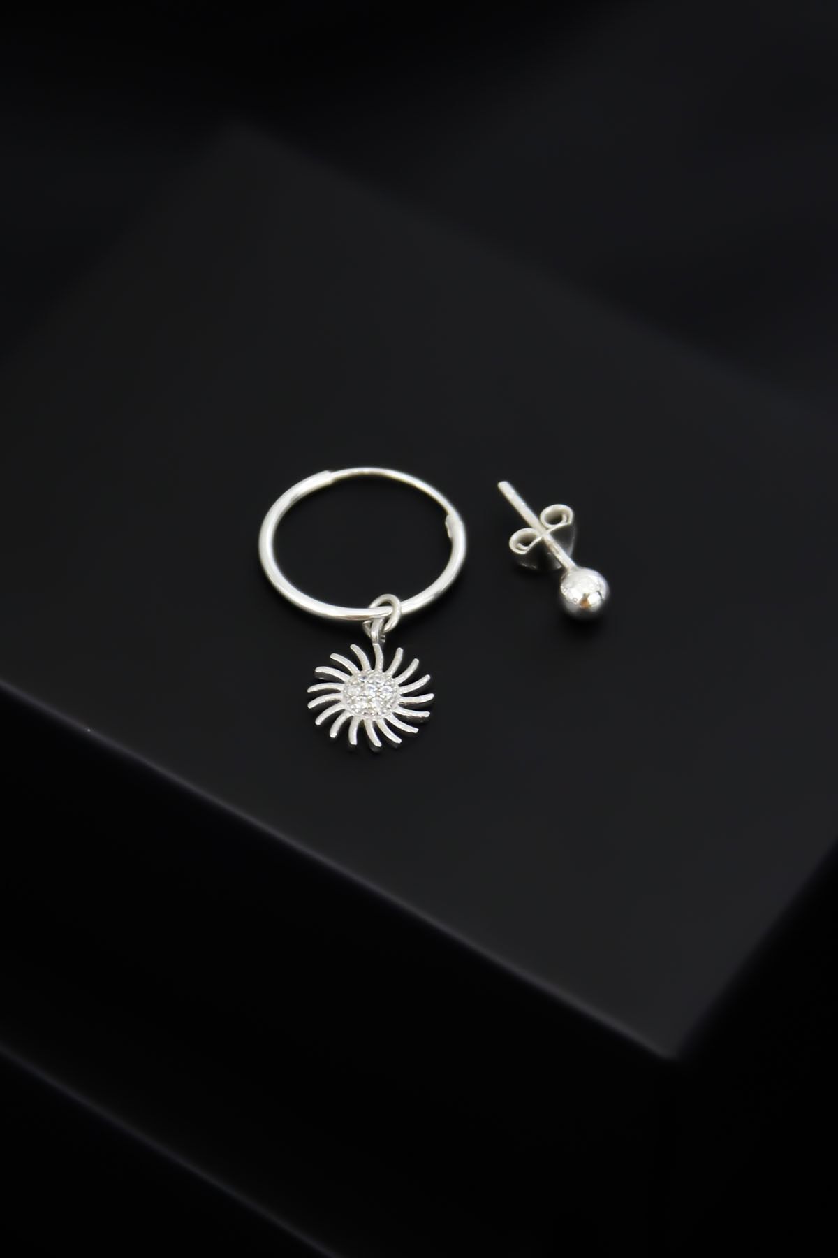 925 Ayar Gümüş Rodyum Kaplama Güneş Halka Ve Top Küpe