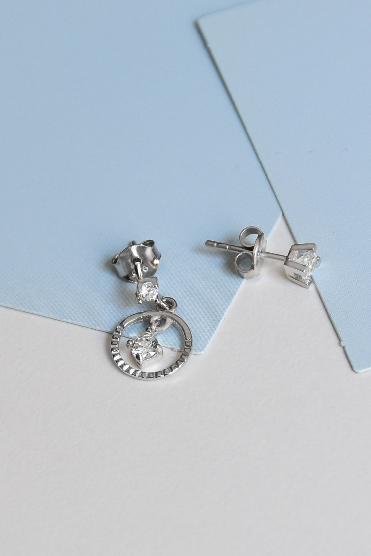 925 Ayar Gümüş Rodyum Kaplama Halka Taşlı Sallantılı Çivili Küpe