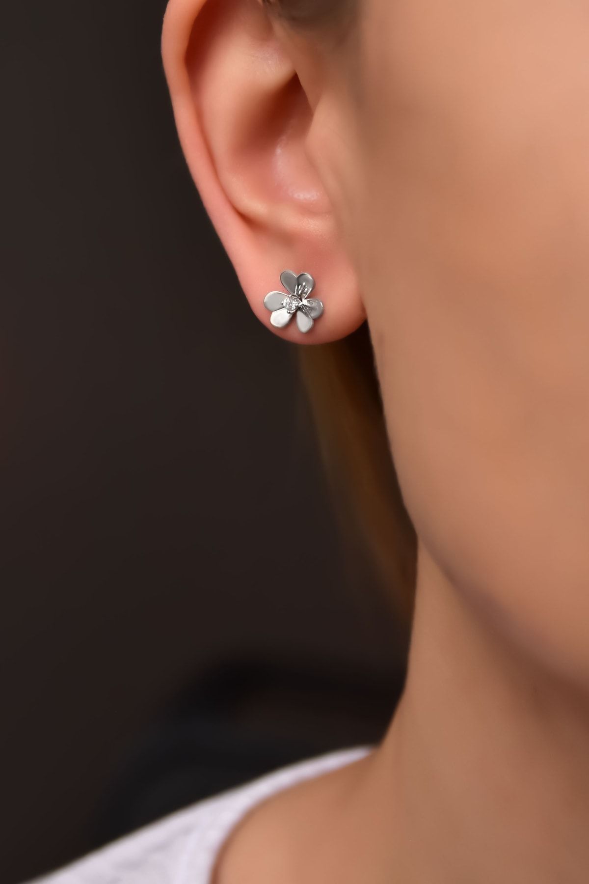 925 Ayar Gümüş Rodyum Kaplama Hediyeli Beyaz Taşlı Frezya Çiçeği Küpe