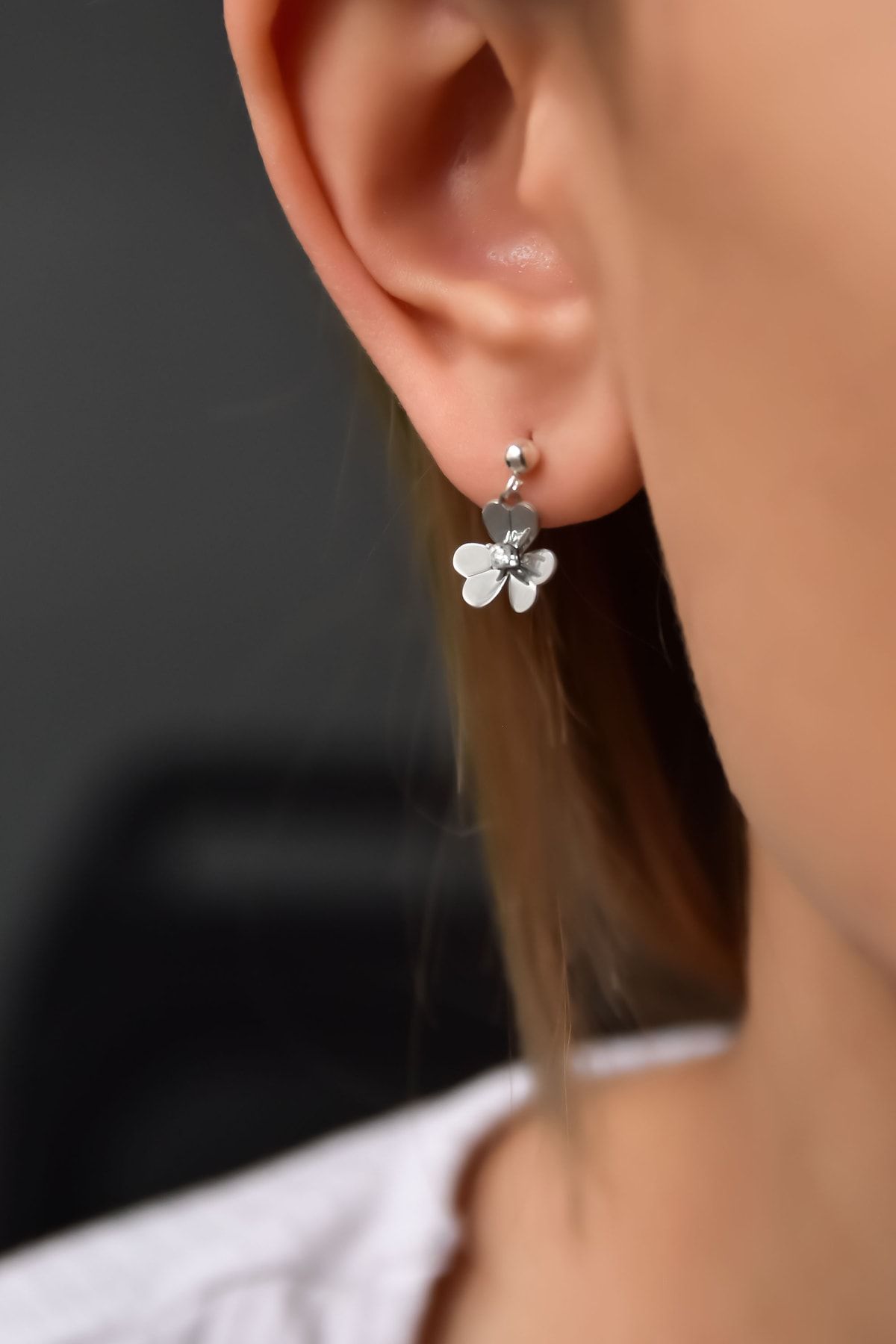 925 Ayar Gümüş Rodyum Kaplama Hediyeli Beyaz Taşlı Frezya Çiçeği Küpe